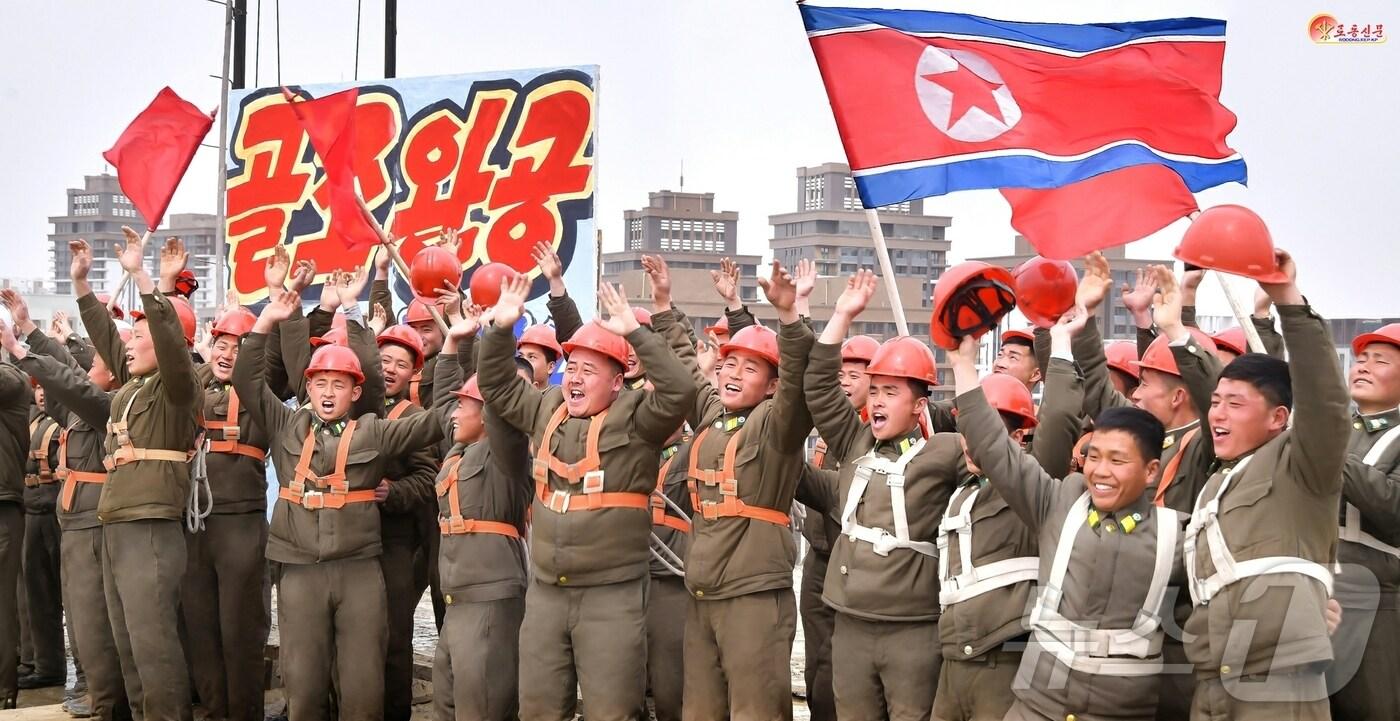 (평양 노동신문=뉴스1) = 북한 노동당 기관지 노동신문은 29일 화성지구 4단계 1만세대 살림집 건설에 참가 중인 사회안전성여단의 지휘관들과 군인건설자들이 "30여일 만에 맡은 살림집 골조 공사를 완공했다＂고 보도했다. [국내에서만 사용가능. 재배포 금지. DB 금지. For Use Only in the Republic of Korea. Redistribution Prohibited] rodongphoto@news1.kr