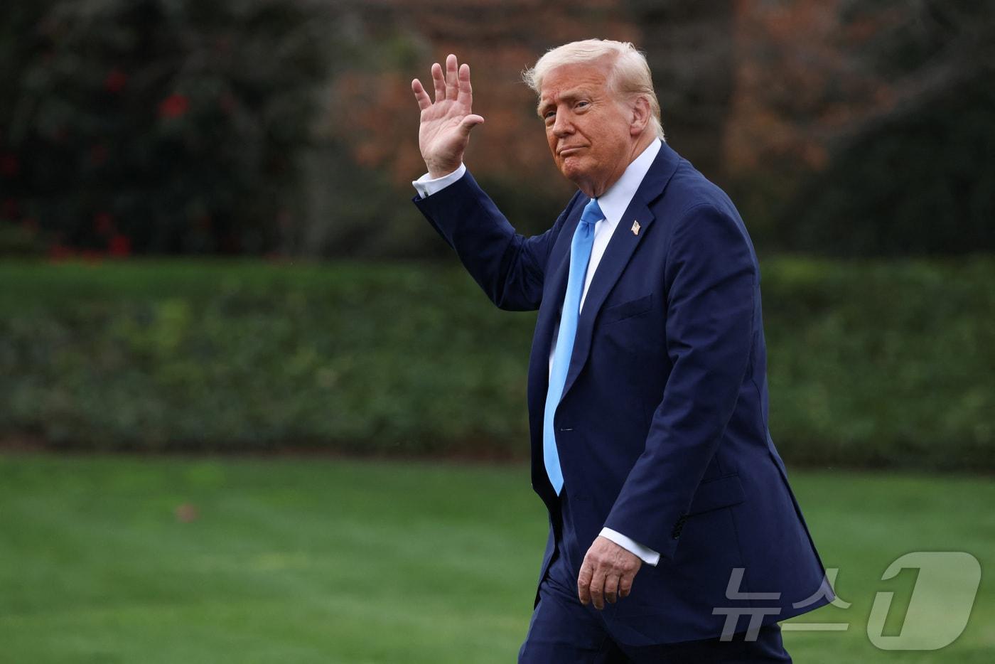 도널드 트럼프 미국 대통령이 28일&#40;현지시간&#41; 플로리다 마러라고 자택으로 향하는 에어포스원에 탑승하기 위해 공군기지로 이동하기 전 백악관에서 손을 흔들어 보이고 있다. ⓒ 로이터=뉴스1 ⓒ News1 류정민 특파원