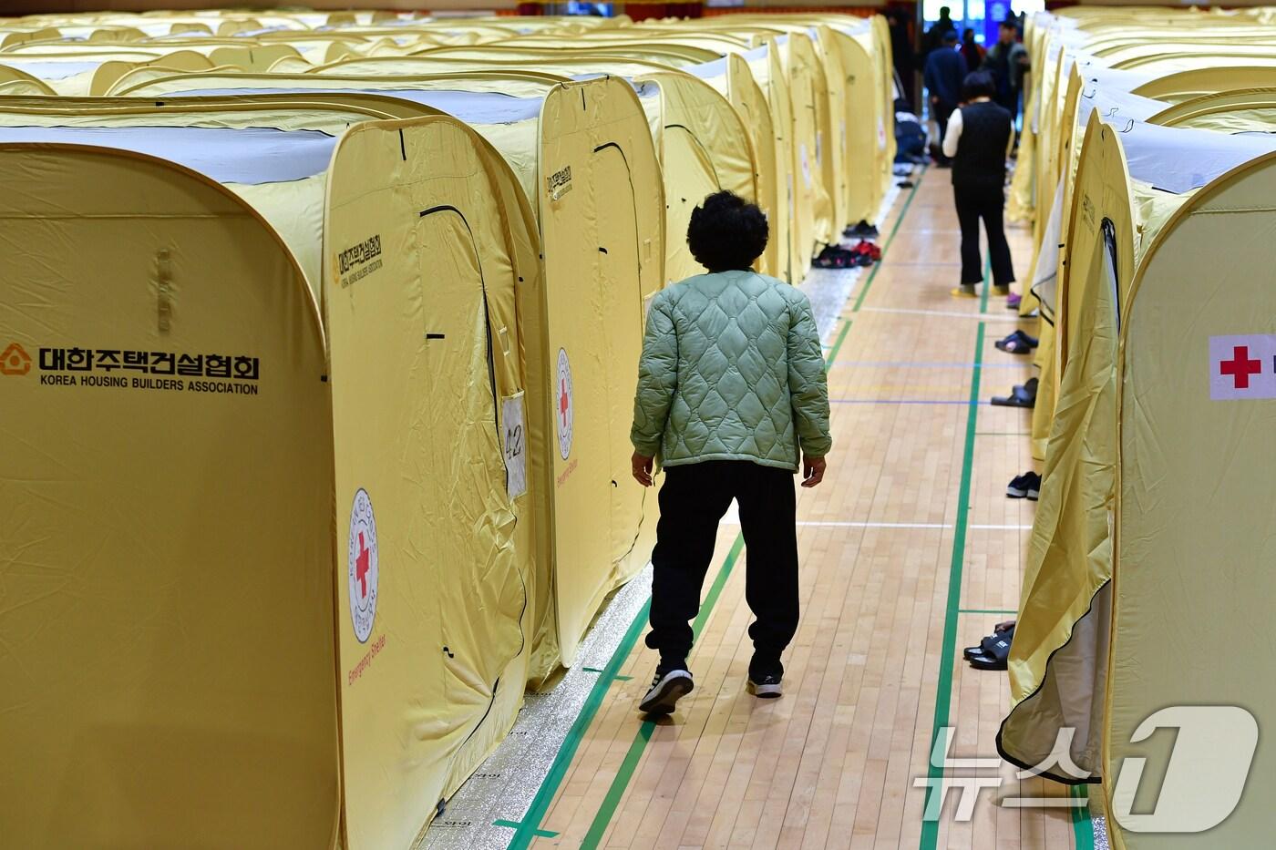 29일 오전 경북 영덕군 산불 이재민 대피소인 영덕읍국민체육센터에 임시 텐트 100여개가 설치됐다. 국민체육센터에는 지품면과 매정리 등 이재민 400여명이 나흘째 대피해 있다. 2025.3.29/뉴스1 ⓒ News1 최창호 기자