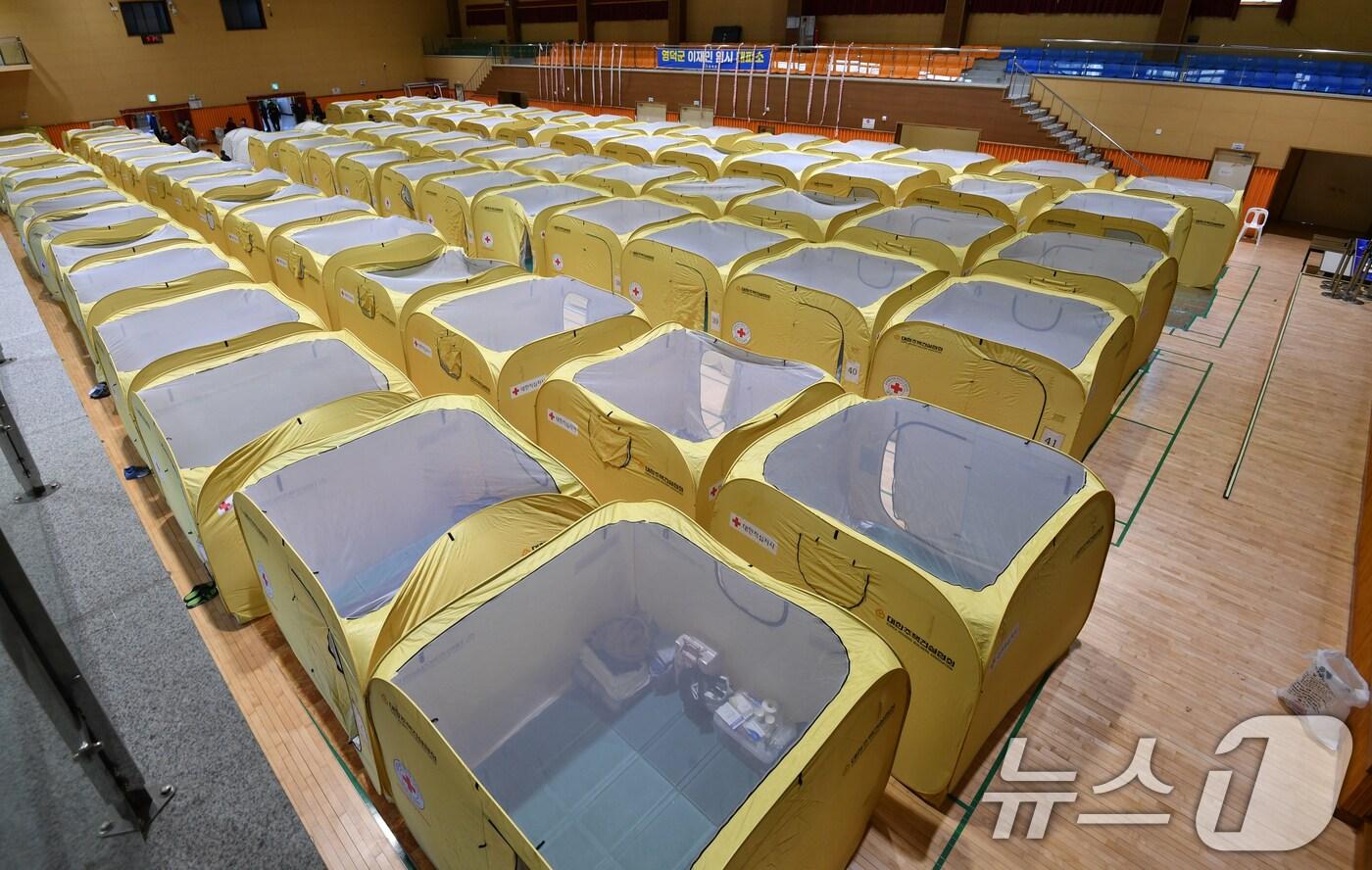 29일 오전 경북 영덕군 산불 이재민 대피소인 영덕읍국민체육센터에 임시 텐트 100여개가 설치됐다. 국민체육센터에는 지품면과 매정리 등 이재민 400여명이 나흘째 대피해 있다. 2025.3.29/뉴스1 ⓒ News1 최창호 기자