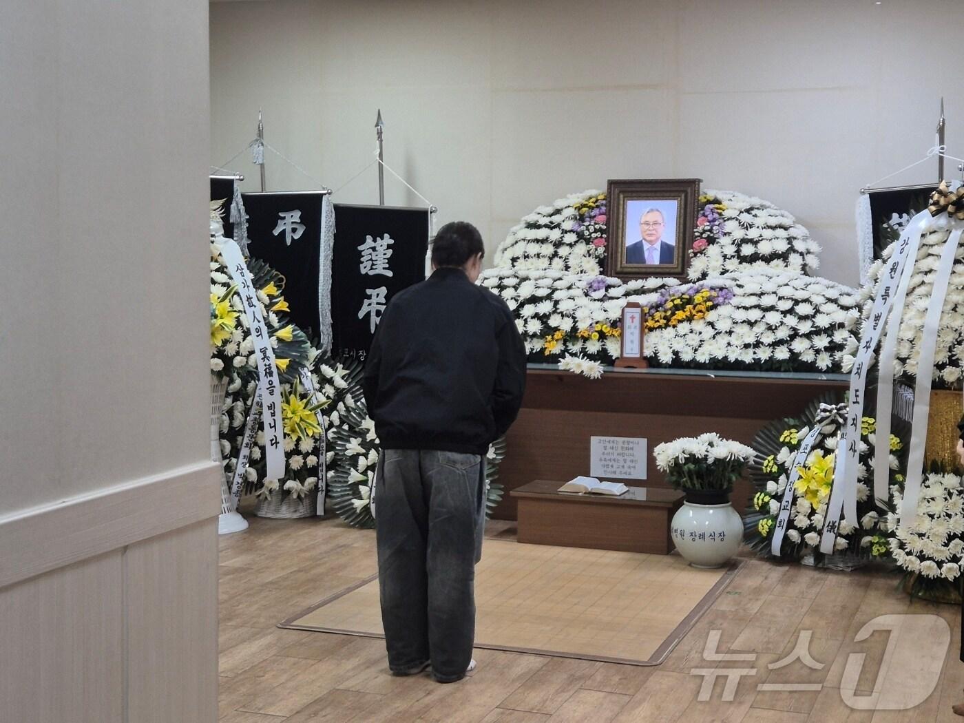 본문 이미지 - 29일 오전 경기 김포 뉴고려병원 장례식장을 방문한 박현우 기장의 조카 박소이 씨가 빈소를 찾아 조문하고 있다. ⓒ News1 이시명 기자