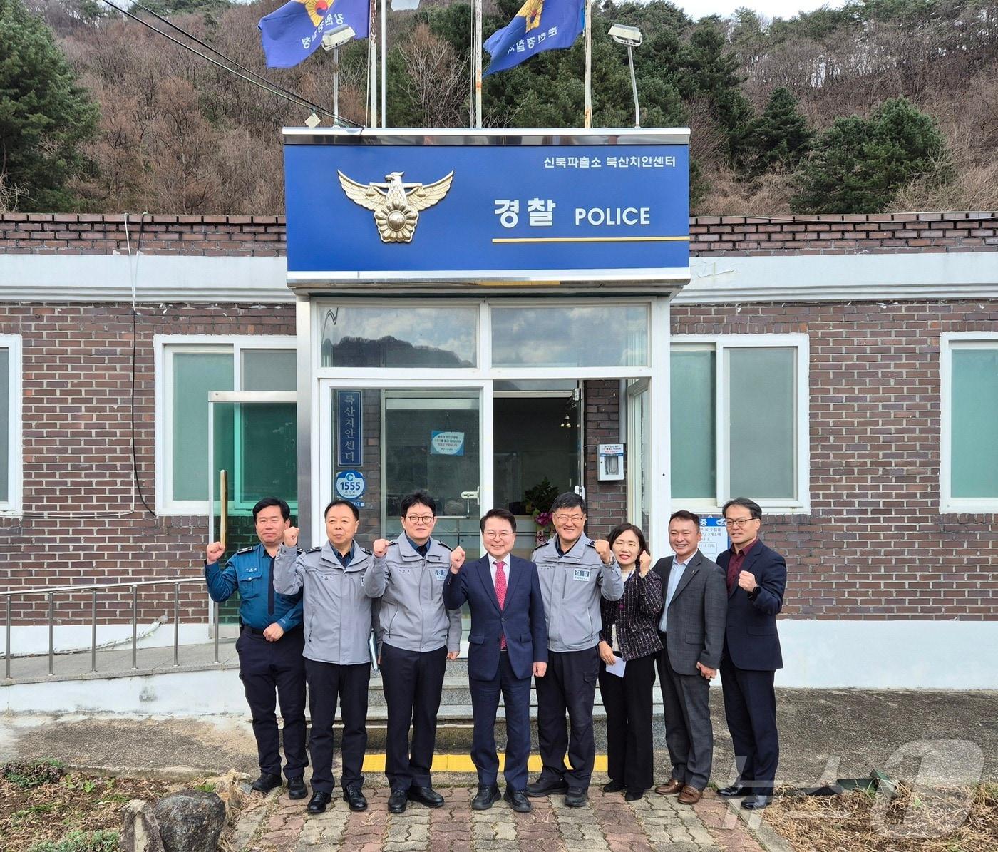 본문 이미지 - 지난 28일 강원 춘천 북산치안센터 앞에서 육동한 춘천시장, 박상경 춘천경찰서장 등이 기념촬영을 진행했다.(춘천시 제공, 재판매 및 DB금지)
