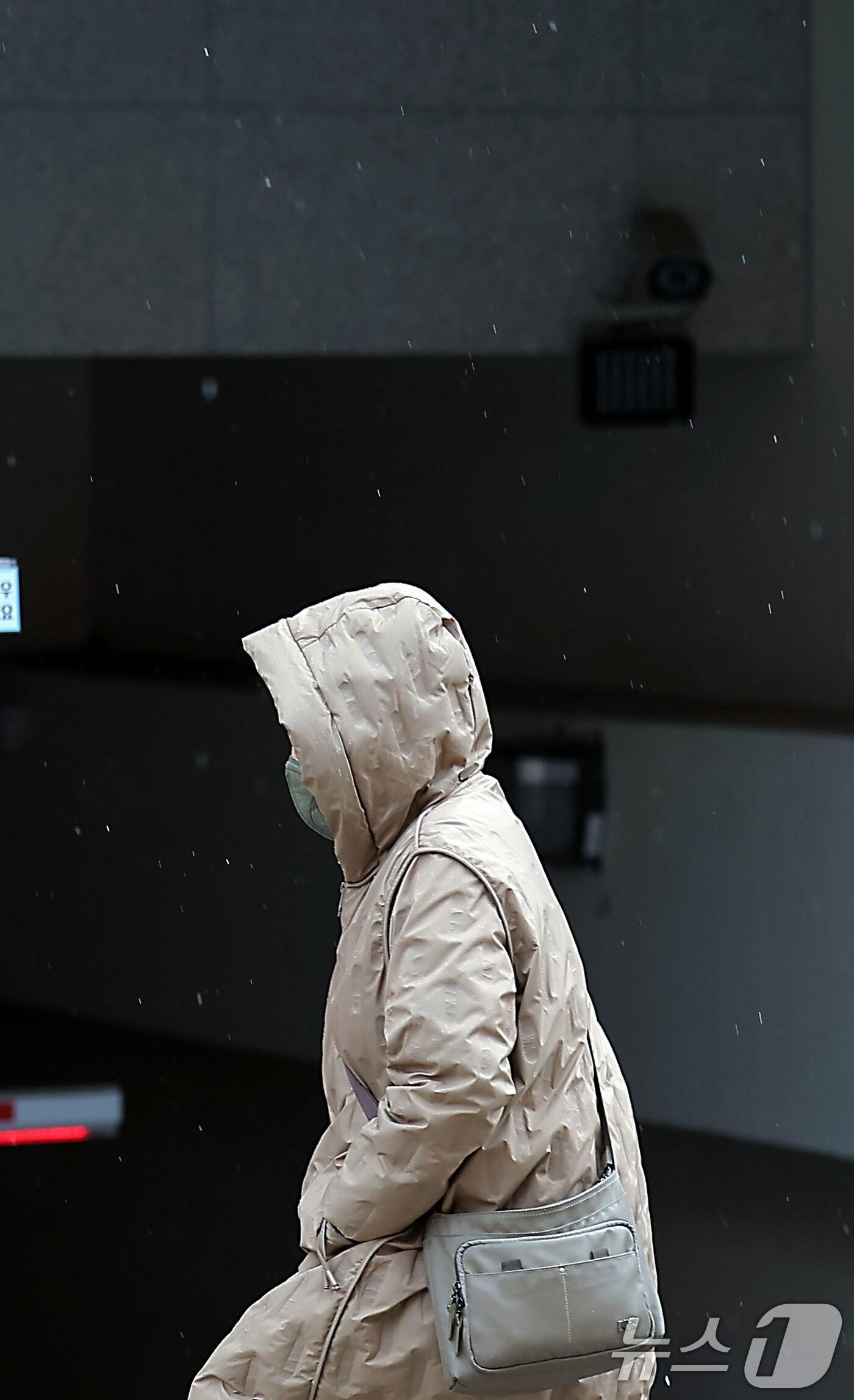 본문 이미지 - 북서쪽에서 남하한 찬 공기로 꽃샘추위와 함께 비 또는 눈이 예보된 29일 오전 서울 구로구 거리를 지나는 시민이 갑자기 내린 눈을 맞으며 발걸음을 재촉하고 있다. 2025.3.29/뉴스1 ⓒ News1 박정호 기자