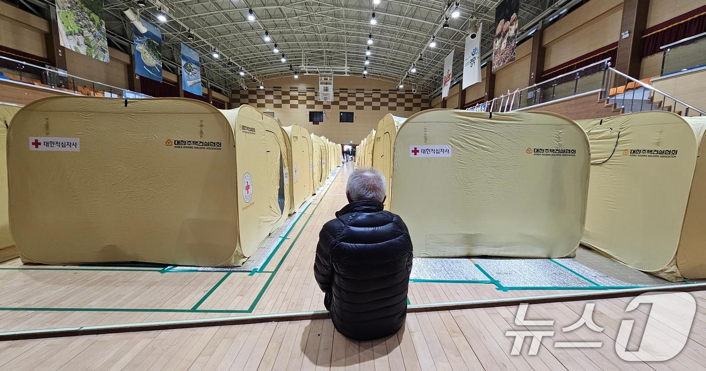 29일 오전 경북 영덕군 산불 이재민 대피소인 영덕읍국민체육센터에서 이재민이 힘없는 모습으로 앉아 있다. 국민체육센터에는 지품면과 매정리 등 이재민 400여명이 나흘째 대피해 있다. 2025.3.29/뉴스1 ⓒ News1 최창호 기자