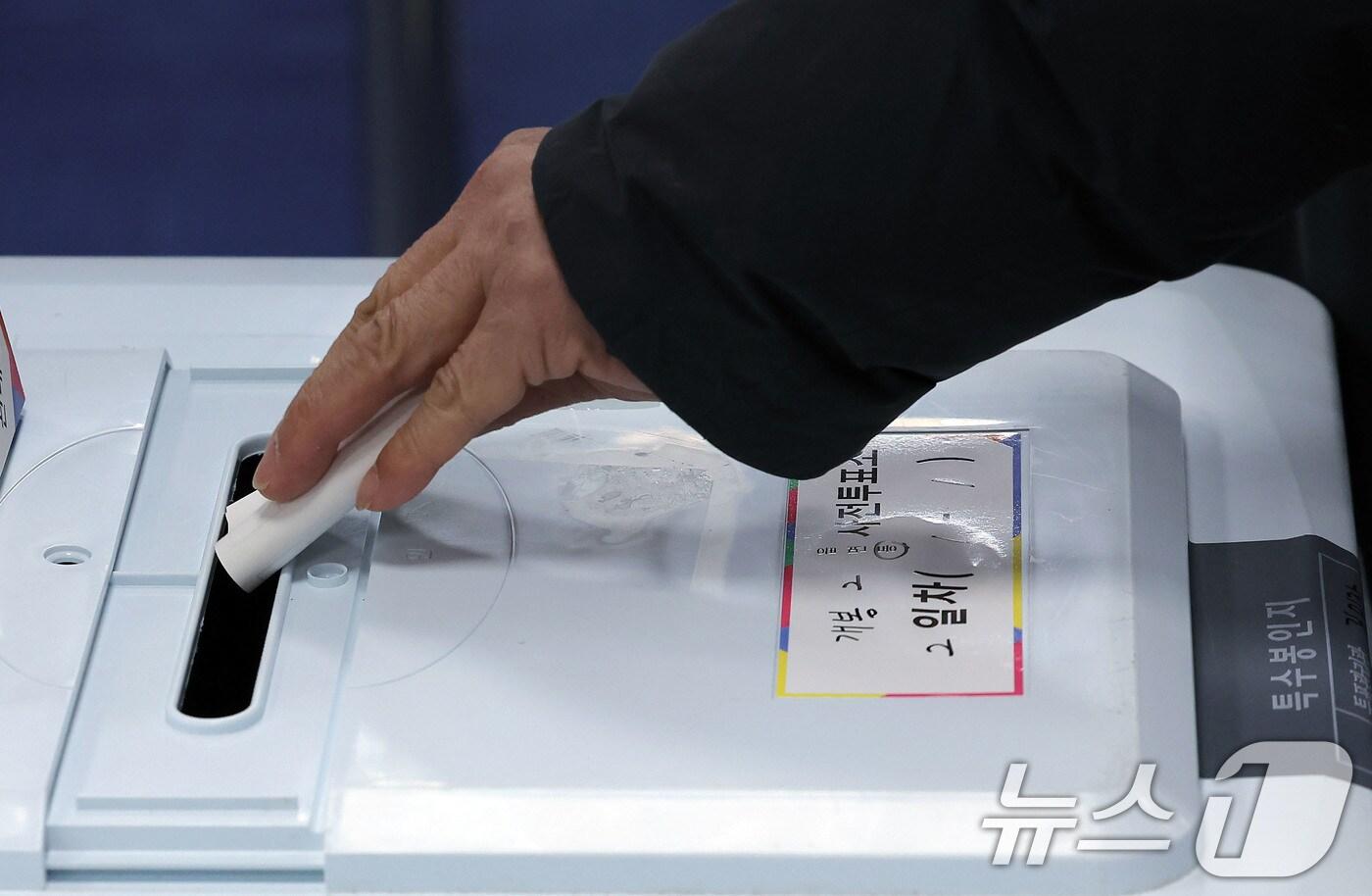 4.2 재·보궐선거 사전투표 둘째 날인 29일 서울 구로구 개봉2동 주민센터에 마련된 사전투표소에서 구민들이 구로구청장 보궐선거에 소중한 한 표를 행사하고 있다. 2025.3.29/뉴스1 ⓒ News1 박정호 기자