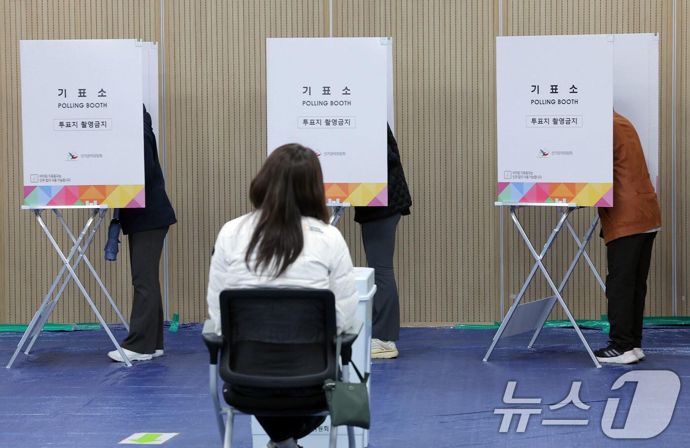 4.2 재·보궐선거 사전투표 둘째 날인 29일 서울 구로구 개봉2동 주민센터에 마련된 사전투표소에서 구민들이 구로구청장 보궐선거에 소중한 한 표를 행사하고 있다. 2025.3.29/뉴스1 ⓒ News1 박정호 기자