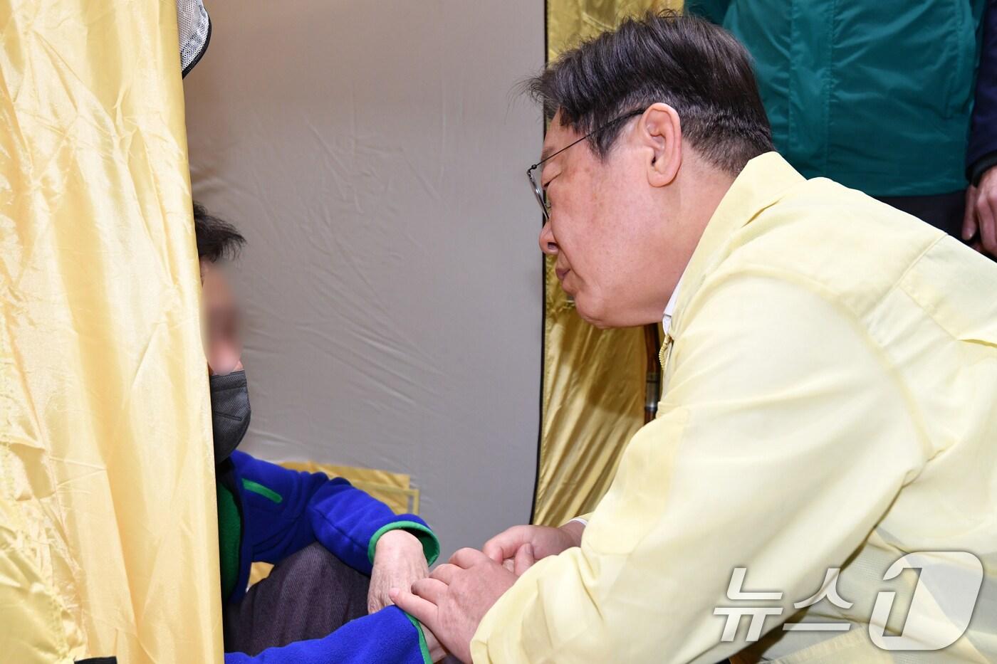 이재명 더불어민주당 대표가 29일 오전 경북 영덕군 영덕국민체육센터에 마련된 산불 대피소에서 이재민들을 만나 위로하고 있다. 2025.3.29/뉴스1 ⓒ News1 최창호 기자