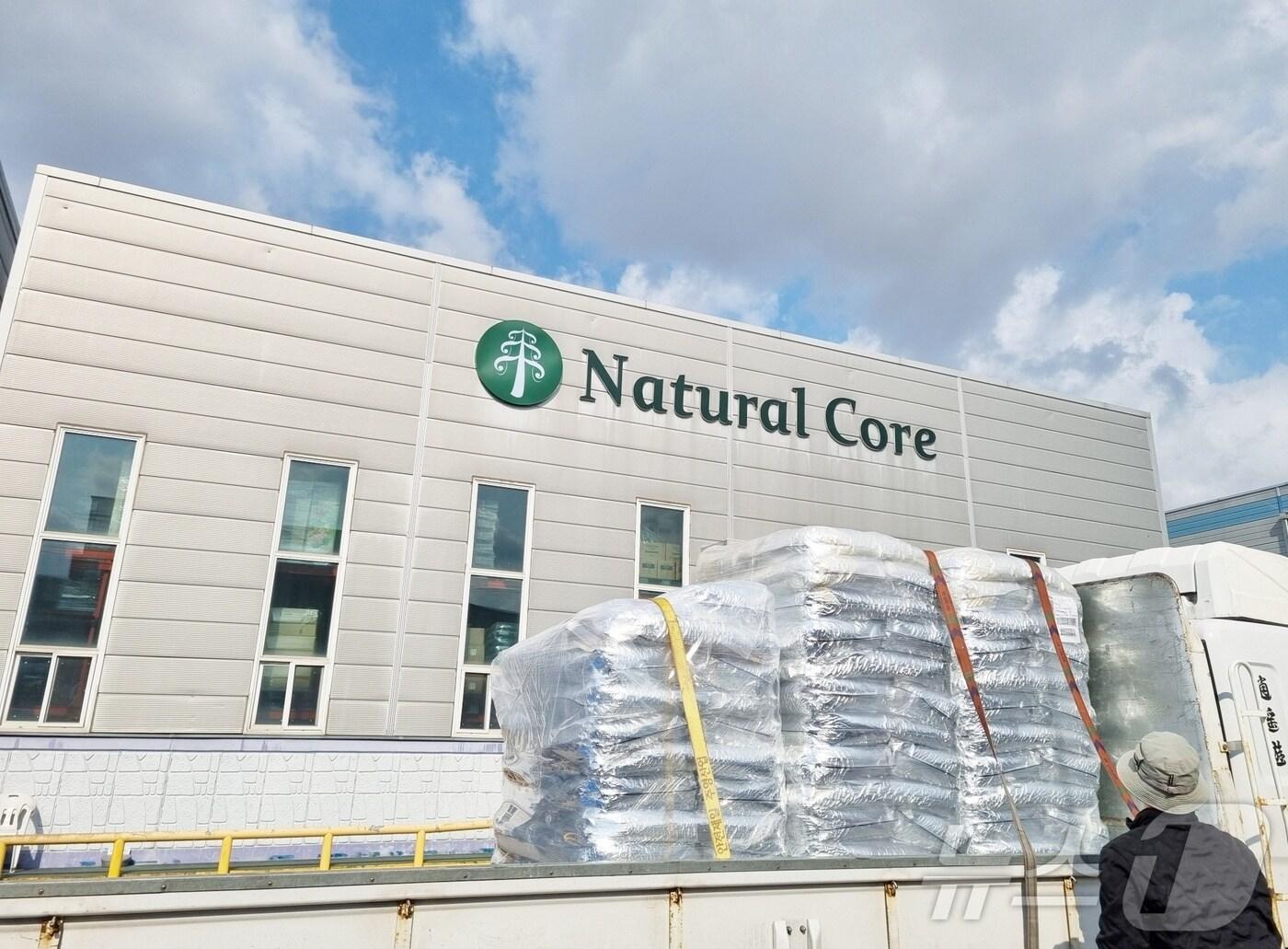 본문 이미지 - 네츄럴코어는 29일 산불 피해를 입은 경북 지역에서 동물들을 구조하고 있는 위액트에 사료 2톤을 기부했다. ⓒ 뉴스1