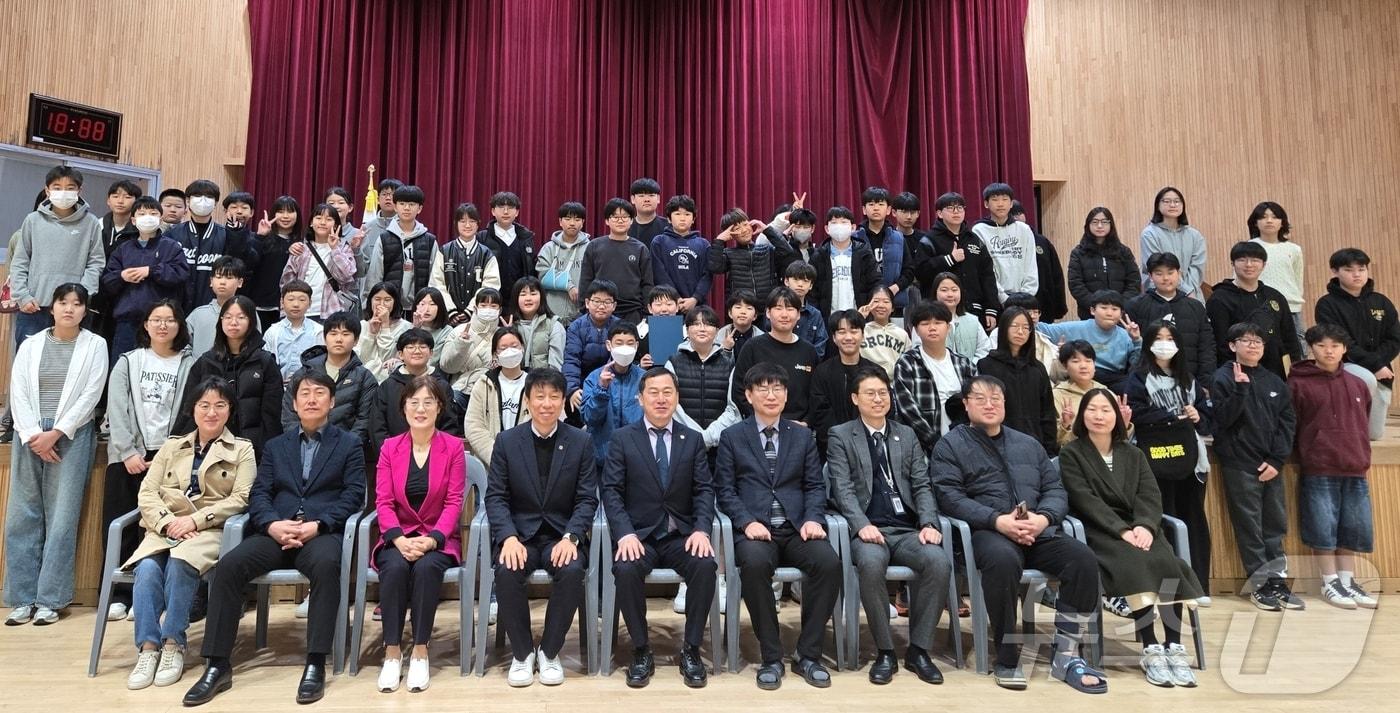 충북 괴산증평교육지원청은 29일 괴산중학교 체육관에서 2025학년도 영재교육원 개강식을 했다.(괴산증평교육지원청 제공)/뉴스1