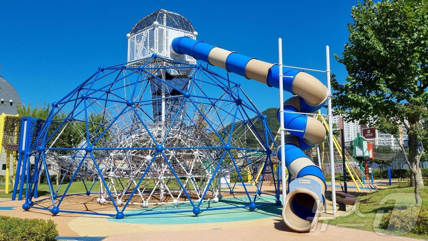 춘천 꿈자람어린이공원 실외공원 더블돔.(춘천도시공사 제공, 재판매 및 DB금지)