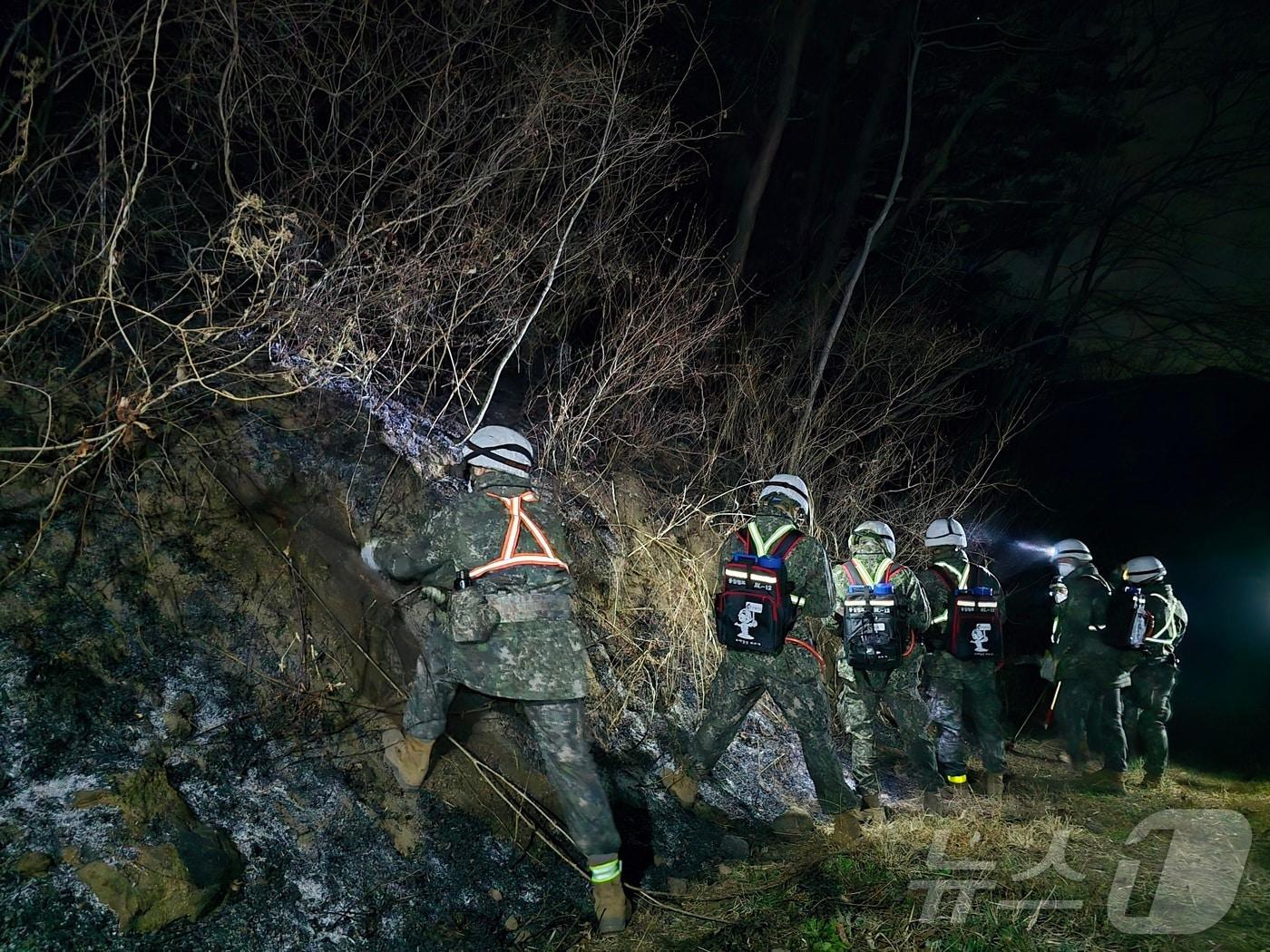 본문 이미지 - 육군 39사단 장병들이 29일 새벽 경남 산청군 산불 현장에서 산불 진화 작업을 펼치고 있다. &#40;육군 제39보병사단 제공. 재판매 및 DB 금지&#41; 2025.3.29/뉴스1 ⓒ News1 한송학 기자
