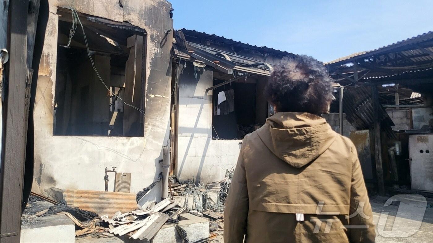 29일 손말임씨(78·여)가 화재로 무너진 주택 잔해를 보면서 허탈해하고 있다.2025.3.29/뉴스1 ⓒ News1 이성덕 기자