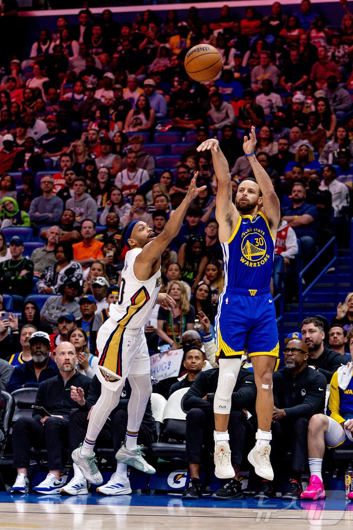 본문 이미지 - NBA 골든스테이트 커리(오른쪽)가 29일(한국시간) 뉴올리언스와 경기에서 슛을 쏘고 있다.ⓒ 로이터=뉴스1