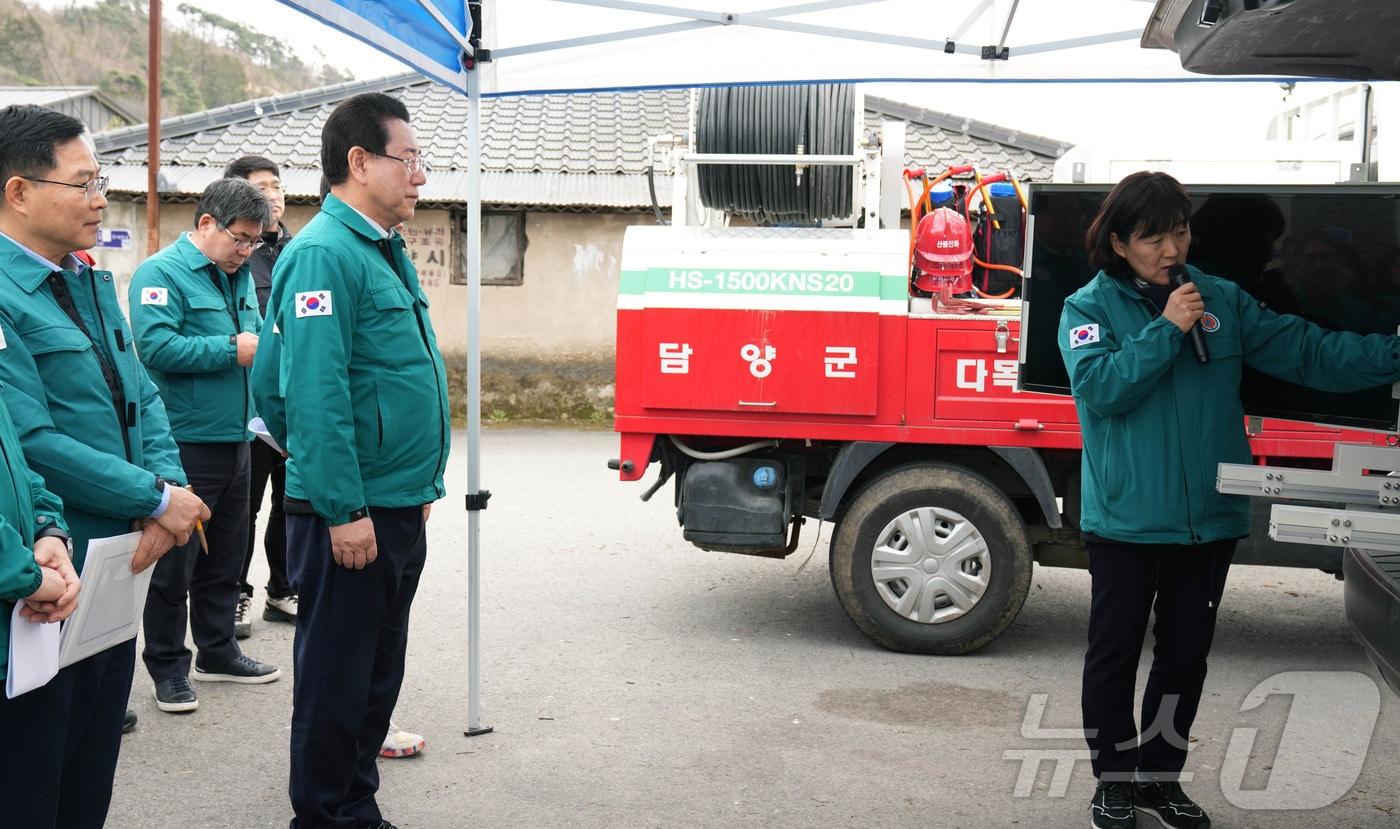 김영록 전라남도지사가 29일 전남 담양군 금성면 원율리 산불취약지역을 방문해 비상상황 발생 시 체계적인 대응태세 구축을 당부하는 등 산불 대응 체계를 점검하고 있다.(전남도 제공. 재판매 및 DB금지) 2025.3.29/뉴스1 