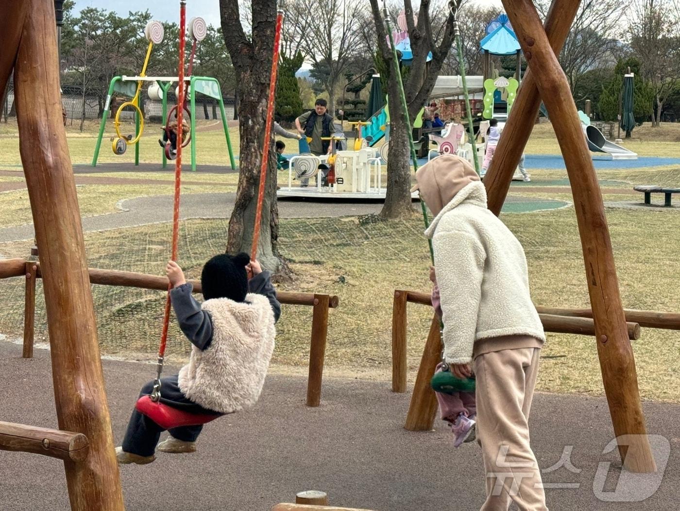 본문 이미지 - 3월 마지막 토요일인 29일  대전 유성구 엑스포시민공원에선 주말을 맞은가족단위 나들이객이 그네를 타며 주말을 보내고 있다. 2025. 3. 29 /뉴스1 ⓒ News1 양상인 기자