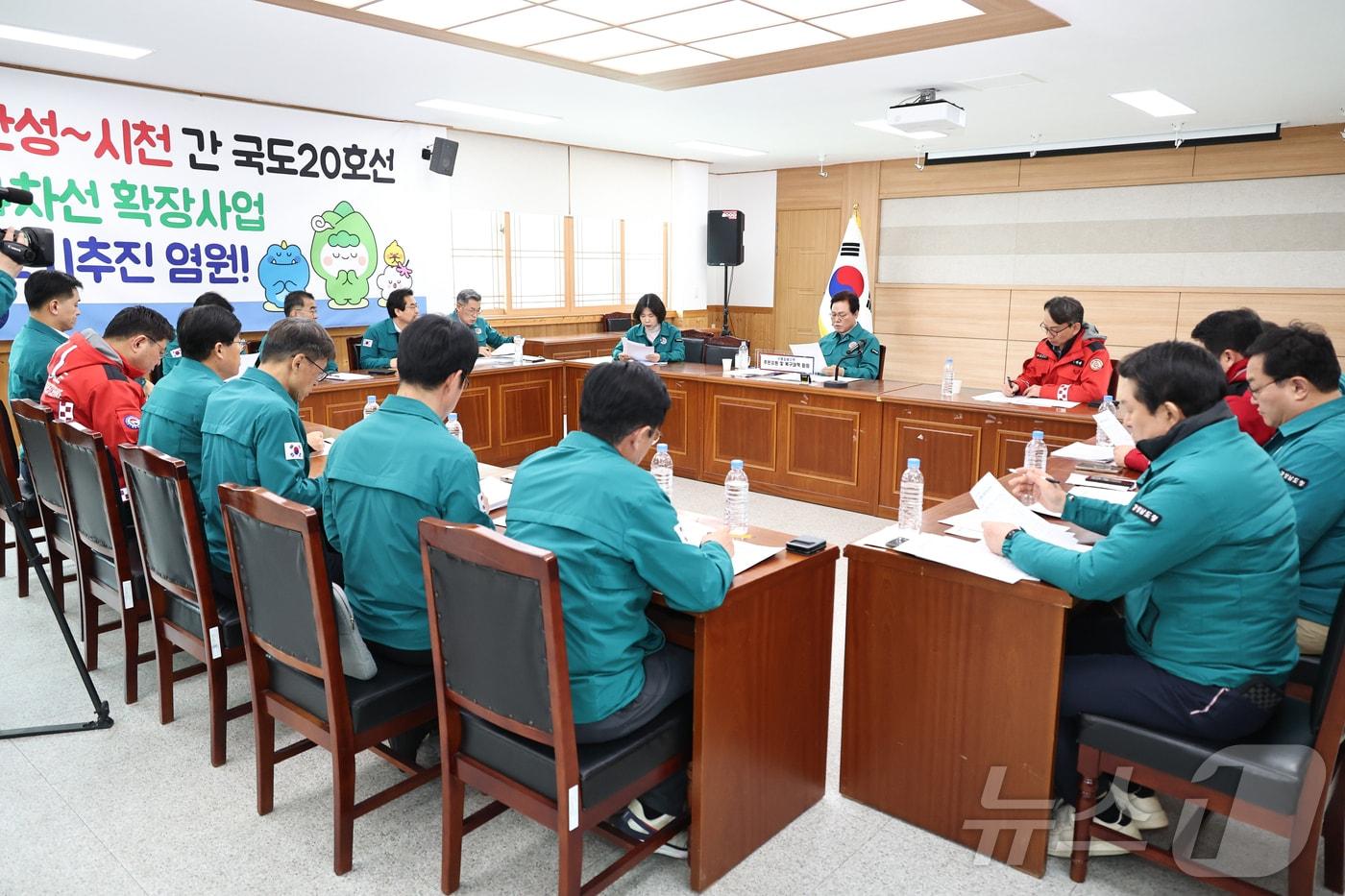 박완수 경남지사가 29일 산청군 시천면사무소에서 긴급 현장대책 회의를 열고 있다.(경남도 제공. 재판매 및 DB금지)