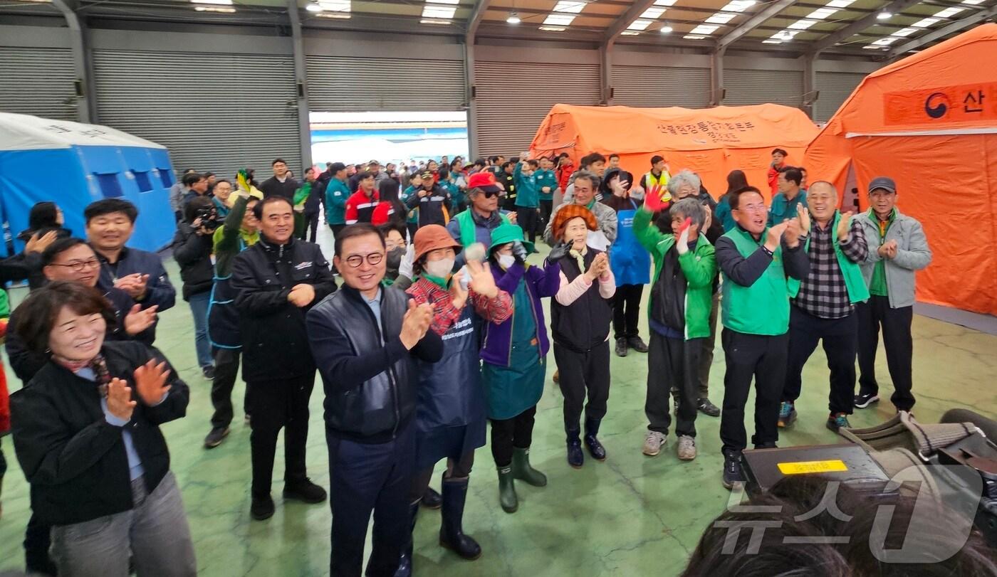 산청 산불 현장에 29일 오후 비가 내리자 산불현장통합지휘본부에서 관계자들이 환호하고 있다. 2025.3.29/뉴스1 한송학기자