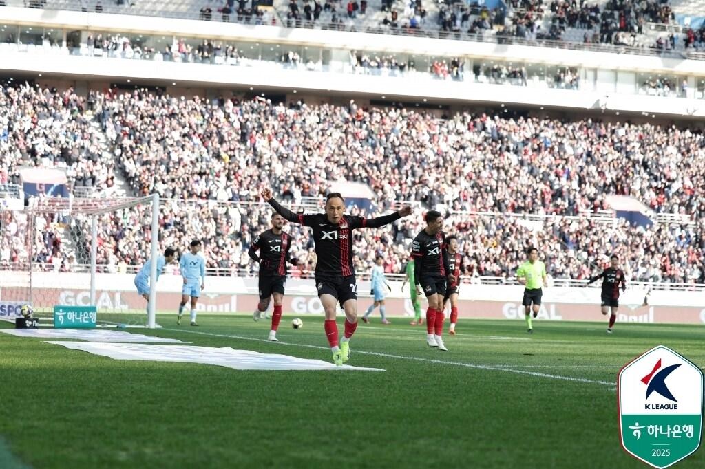 본문 이미지 - FC서울 문선민이 대구FC전에서 득점 후 기뻐하고 있다. (한국프로축구연맹 제공)