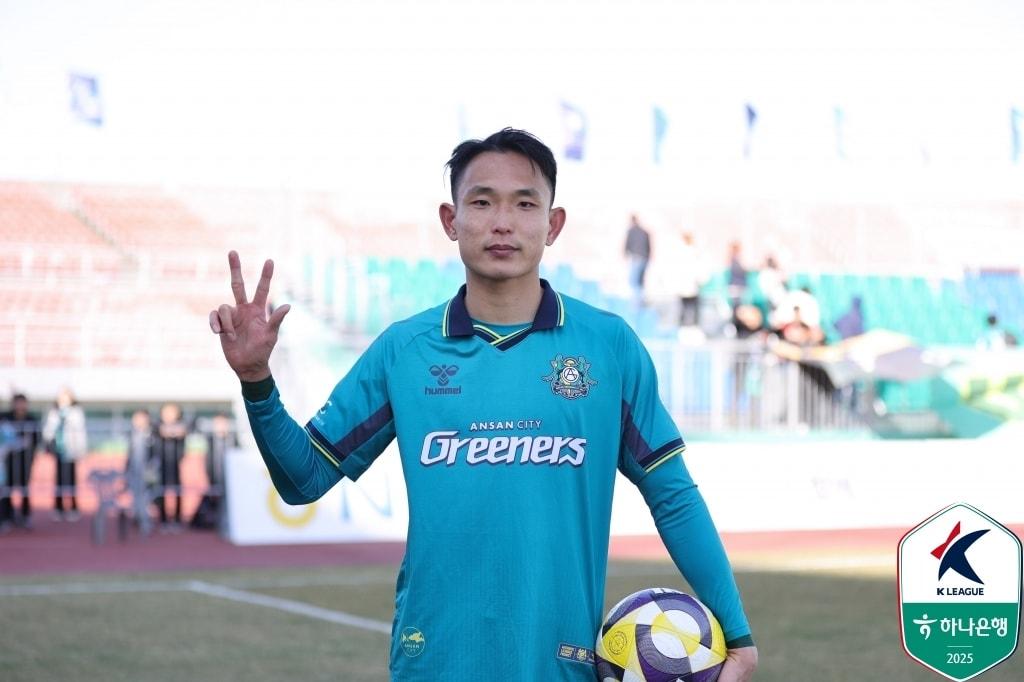 본문 이미지 - 2025년 K리그1, 2 통틀어서 첫 해트트릭을 달성한 안산 그리너스 김현태. &#40;한국프로축구연맹 제공&#41;