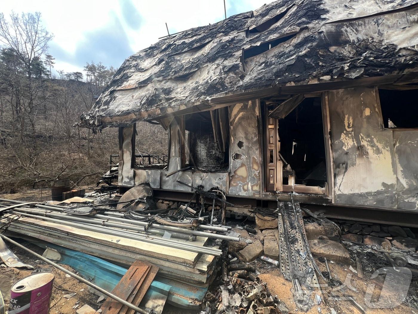 본문 이미지 - 산불로 인해 타 버린 정준영 씨(76·남)의 집. 이 집은 정 씨가6년 동안 직접 지은 것으로, 완공을 약 한 달 앞두고 있었다. 2025.03.29/뉴스1 ⓒ 뉴스1 김민수 기자