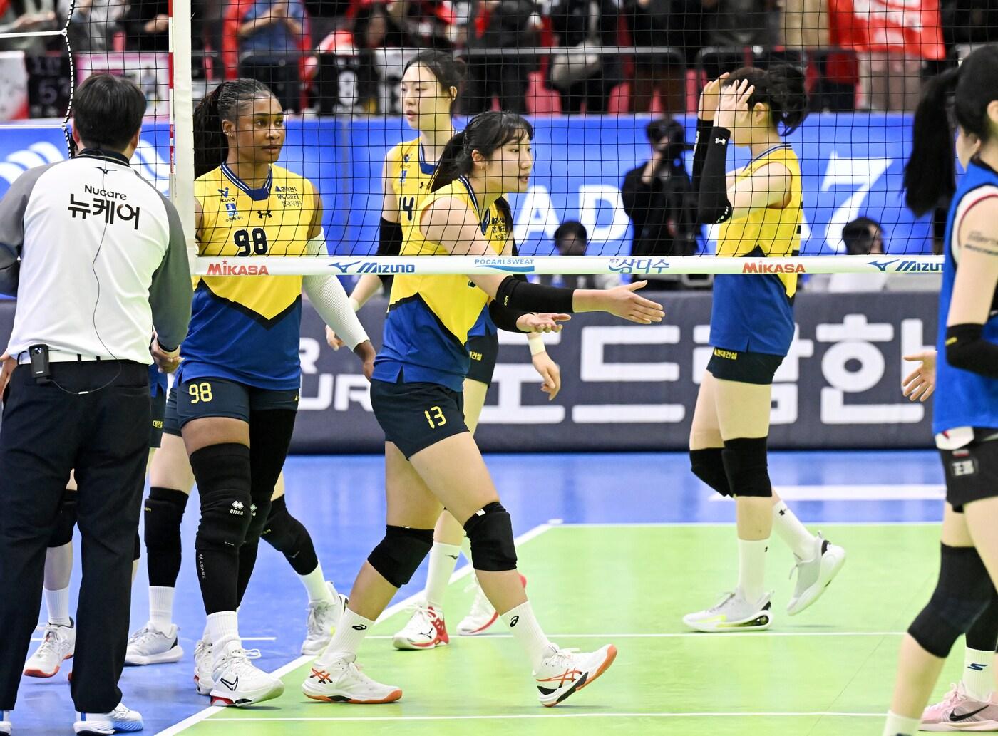 본문 이미지 - 플레이오프에 탈락, 시즌을 마감한 현대건설. &#40;대한배구연맹 제공&#41;