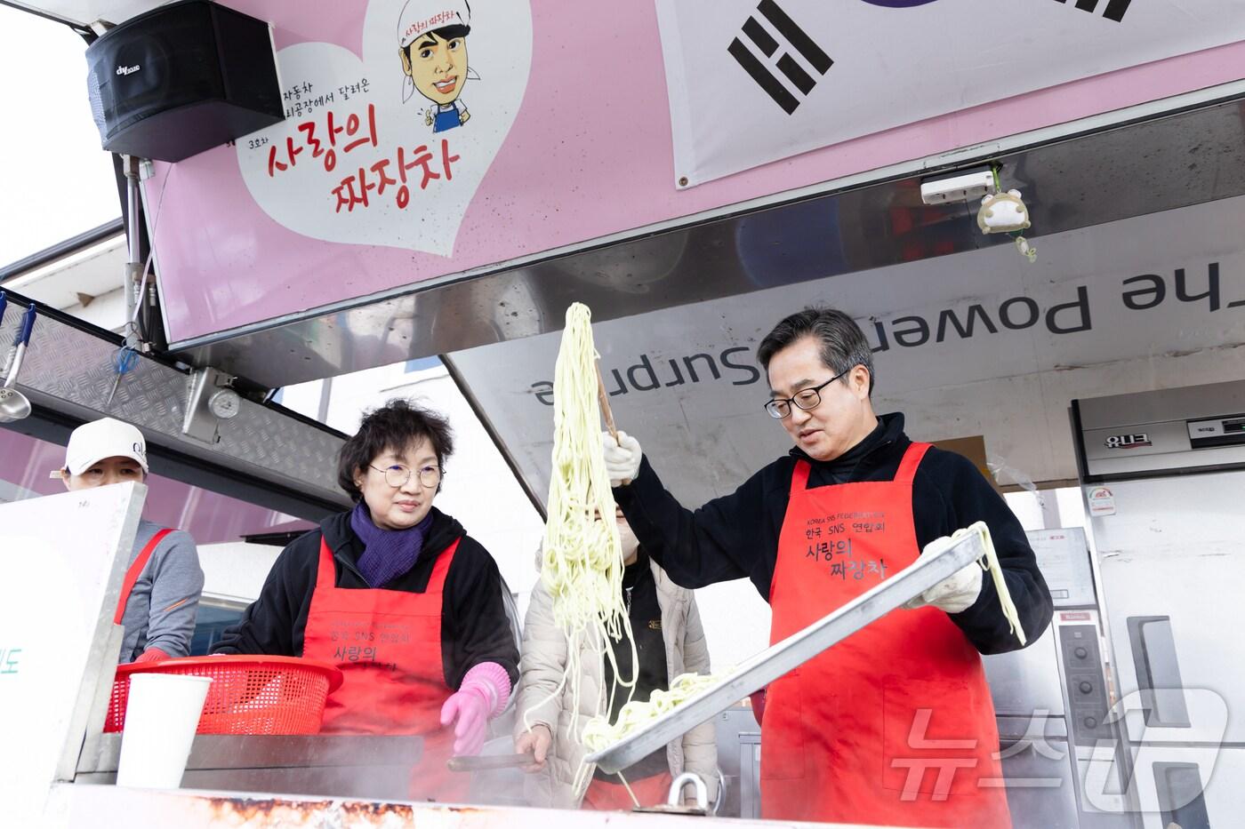 29일 오후 김동연 경기도지사와 배우자 정우영 여사가 산불 피해를 입은 경북 안동시 임하면 복지회관에서 배식 봉사를 하고 있다.&#40;경기도 제공, 재판매 및 DB 금지&#41;