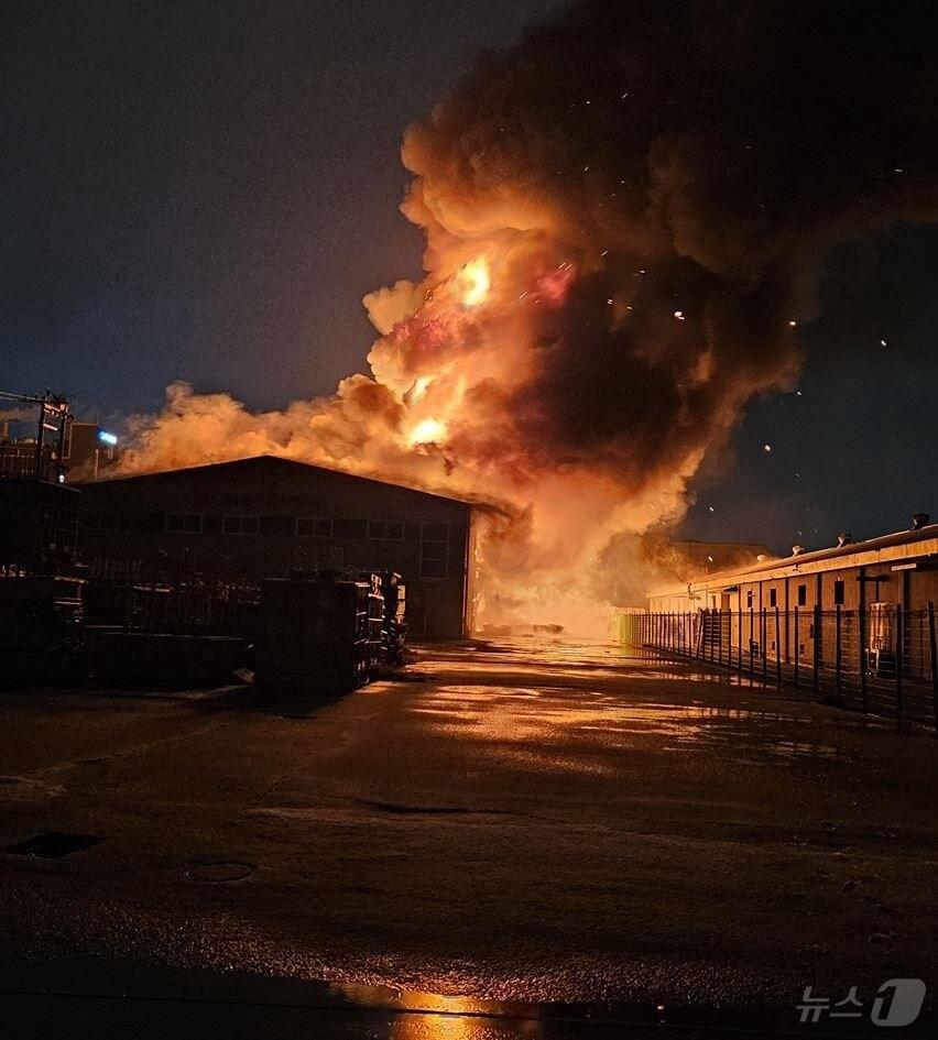 본문 이미지 - 3일 오전 6시쯤 경북 구미시 공단동 구미국가1공단 전투식량 발열재 생산공장에서 불이 나 출동한 소방관이 진화작업을 벌이고 있다.(경북소방본부 제공. 재판매 및 DB 금지) 2025.3.3/뉴스1