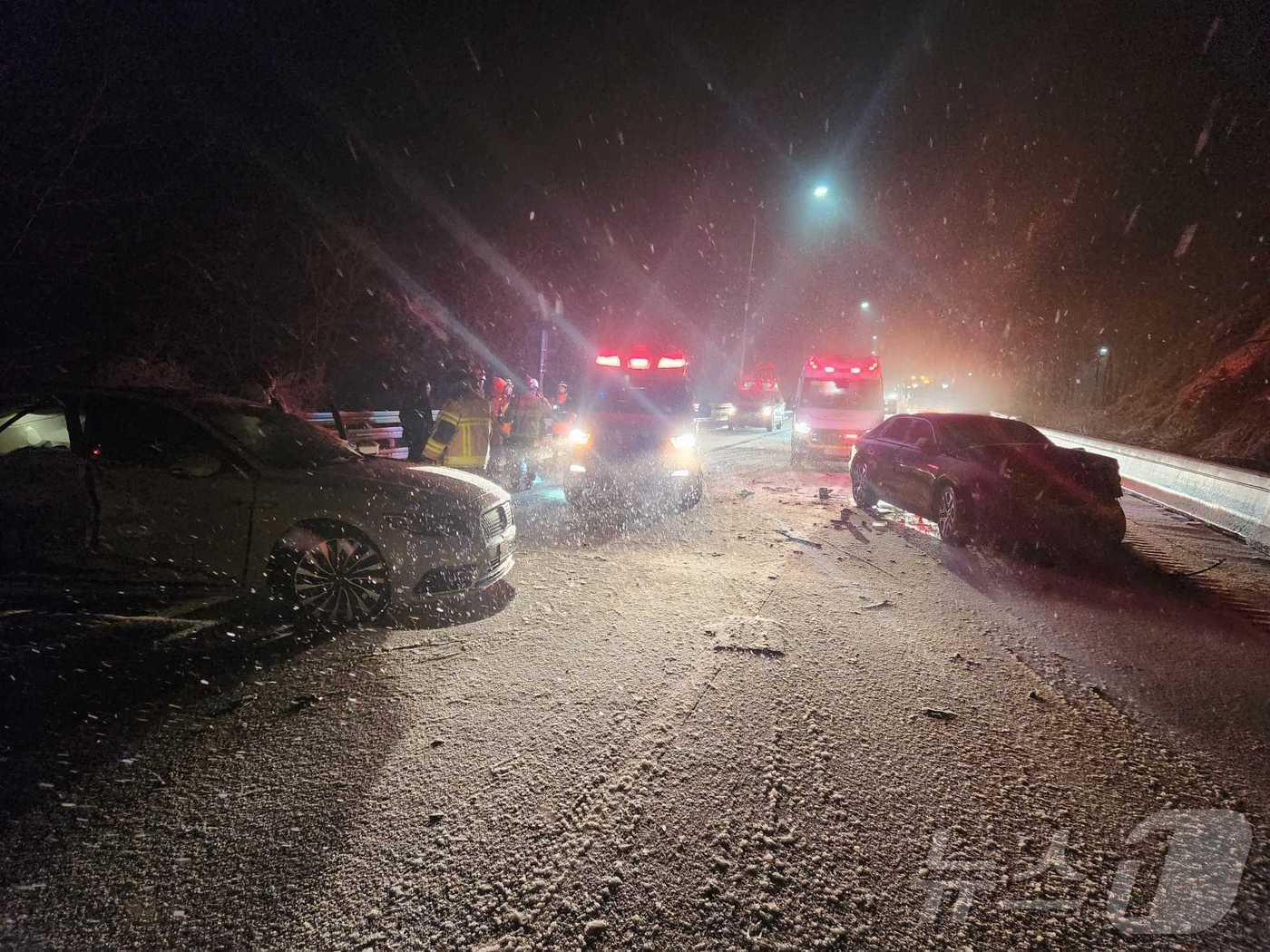 본문 이미지 - 강원 눈길 사고 현장.&#40;강원도소방본부 제공, 재판매 및 DB금지&#41;