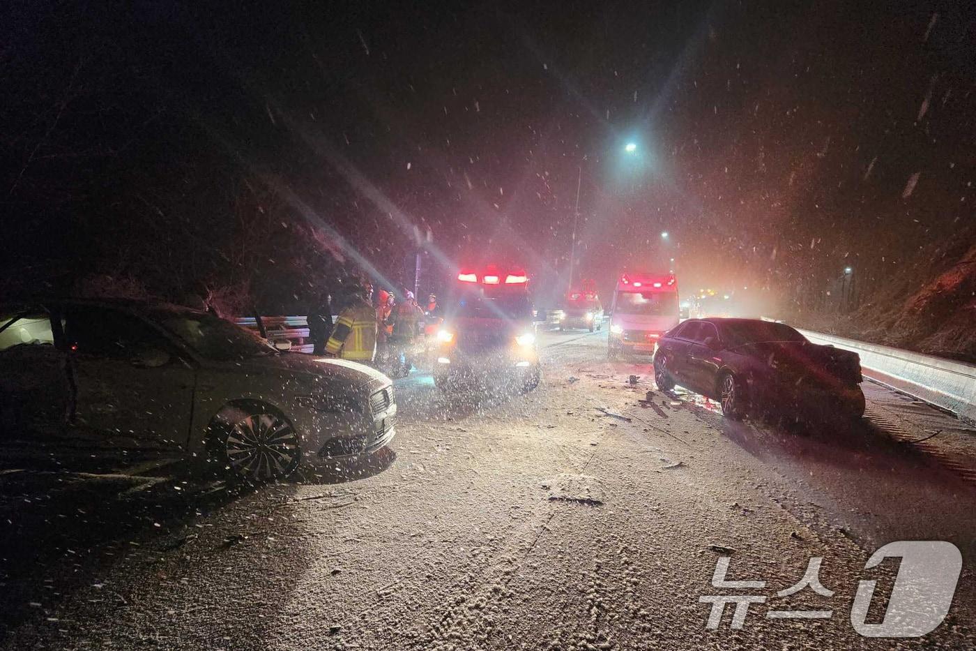 본문 이미지 - 눈길 사고 모습.(사진은 기사 내용과 무관함) / 뉴스1