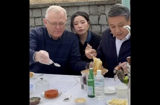 본문 이미지 - 왕야쥔 북한 주재 중국대사와 러시아대사가 러시아의 봄 맞이 행사에서 만났다. (주북러시아대사관 페이스북 갈무리) 