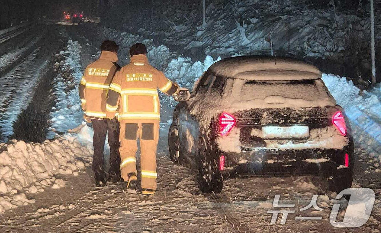 본문 이미지 - 3일 새벽 강원 고성 토성면 신평리의 도로에서 한 차량이 눈길에 고립돼 출동한 소방당국에 의해 안전한 곳으로 이동하고 있다.&#40;강원도소방본부 제공, 재판매 및 DB금지&#41; 2025.3.3/뉴스1 ⓒ News1 박지혜 기자