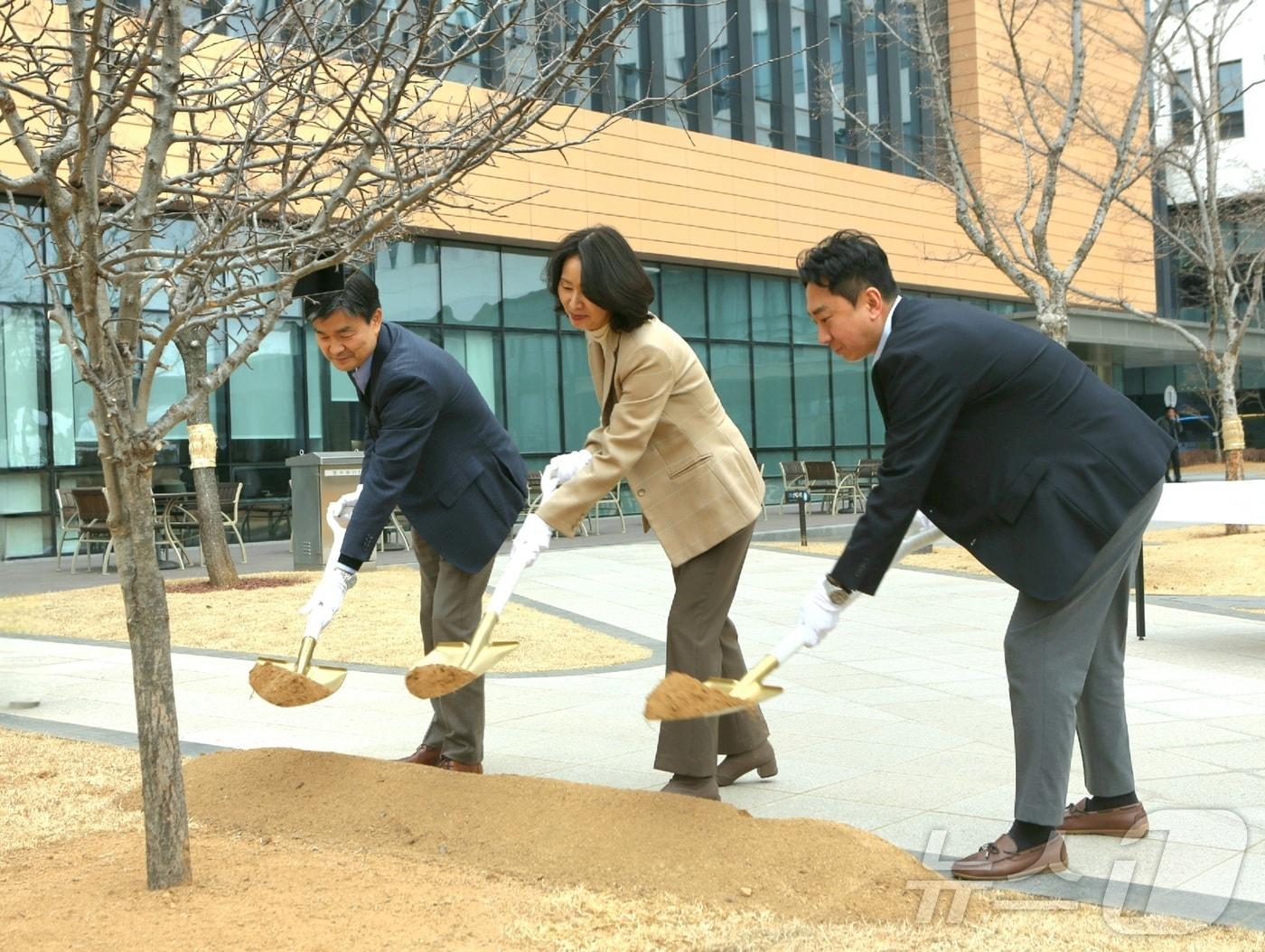 본문 이미지 - 김경아 삼성바이오에피스 사장(가운데)이 창립 13주년을 맞아 새로운 도약을 다짐하는 기념 식수 행사에 참여하고 있다.(삼성바이오에피스 제공)/뉴스1