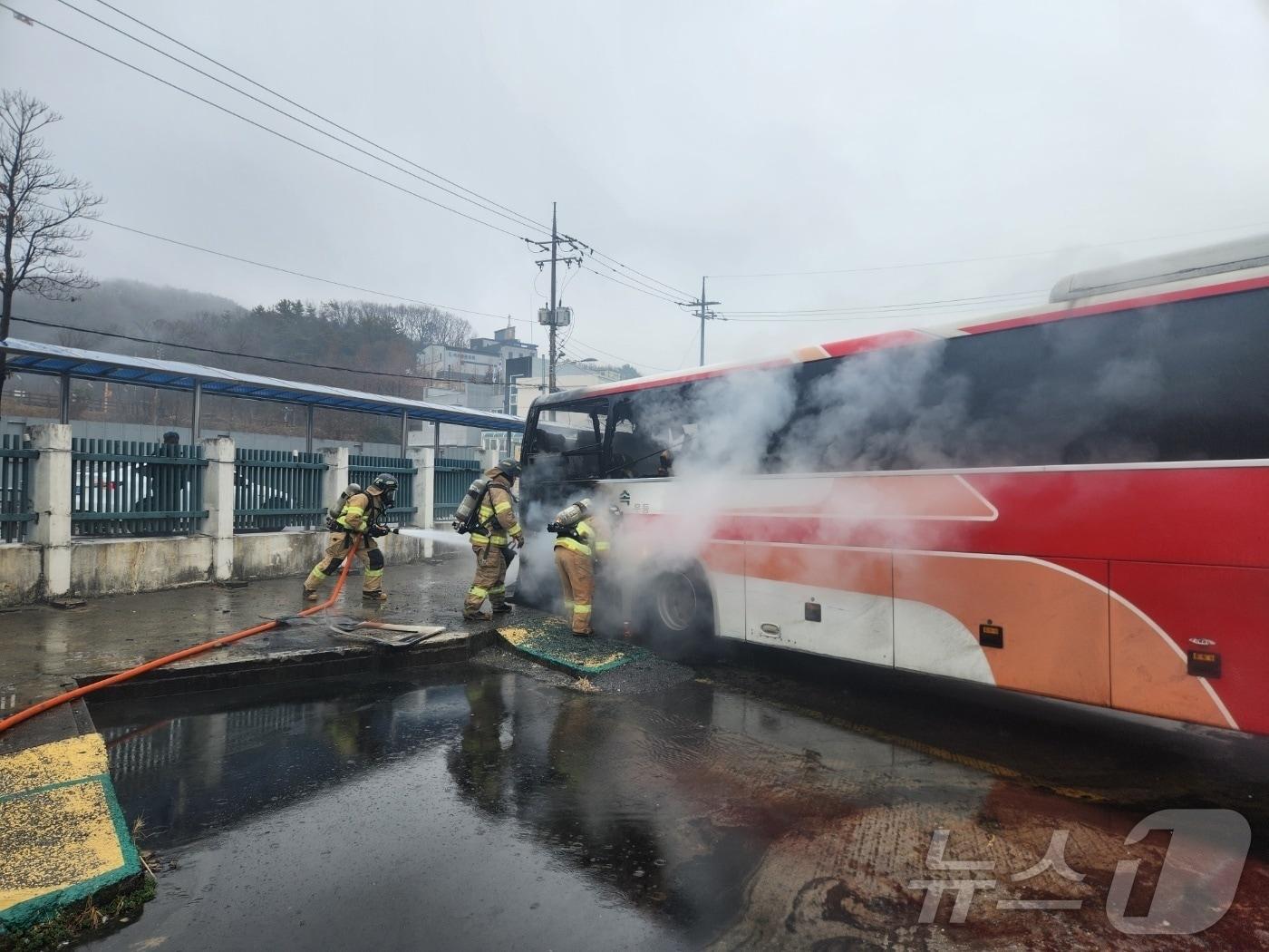 본문 이미지 - 3일 오후 4시 17분쯤 전남 여수종합버스터미널에 주차된 고속버스에서 불이 나 소방당국이 진화 작업을 벌이고 있다.(여수소방서 제공. 재판매 및 DB 금지)2025.3.3/뉴스1