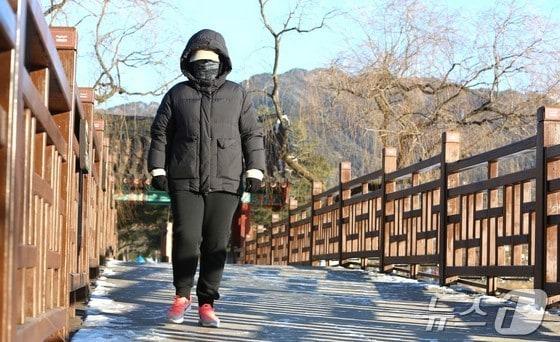 본문 이미지 - 한 시민이 걷기 운동을 하고 있다./뉴스1 손도언 기자