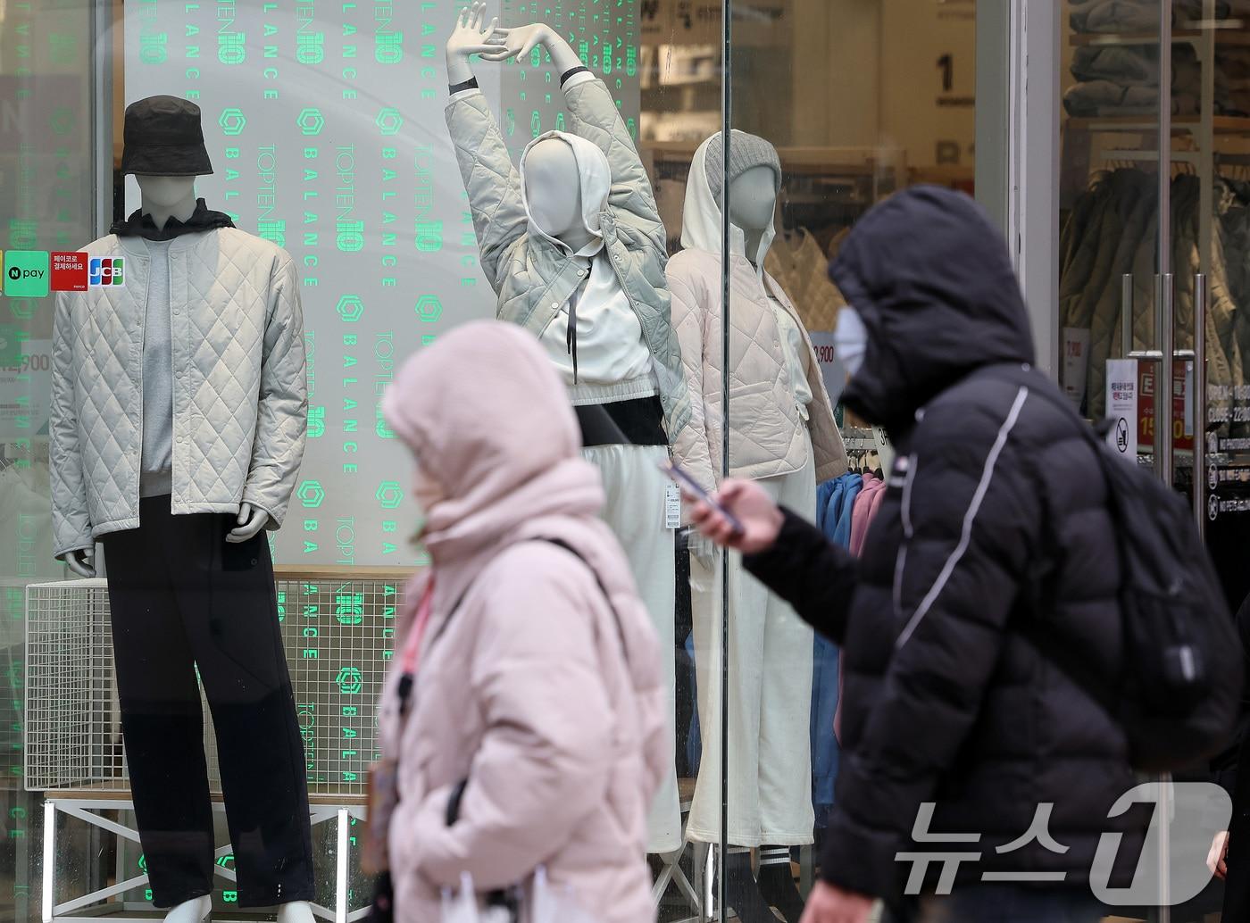 본문 이미지 - 짧은 꽃샘추위가 찾아온 지난 3일 서울 명동거리에서 두터운 옷을 입은 관광객이 봄옷이 걸린 쇼윈도를 지나가고 있다. 2025.3.3/뉴스1 ⓒ News1 이동해 기자