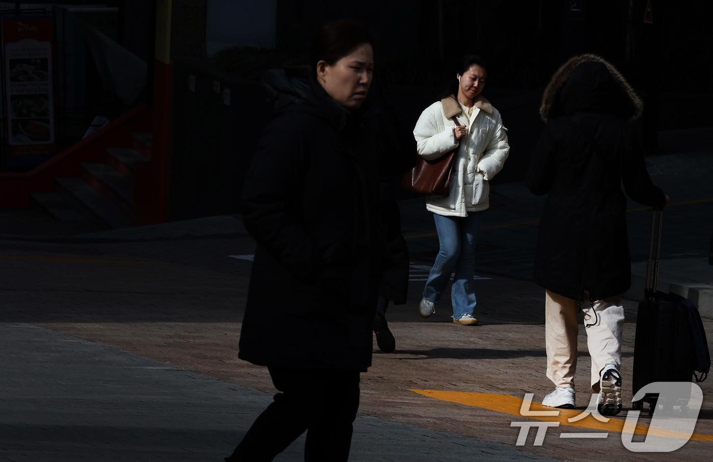 전국적으로 눈·비가 내리며 짧은 꽃샘추위가 찾아와 시민들이 발걸음을 재촉하고 있다. ⓒ News1 이동해 기자