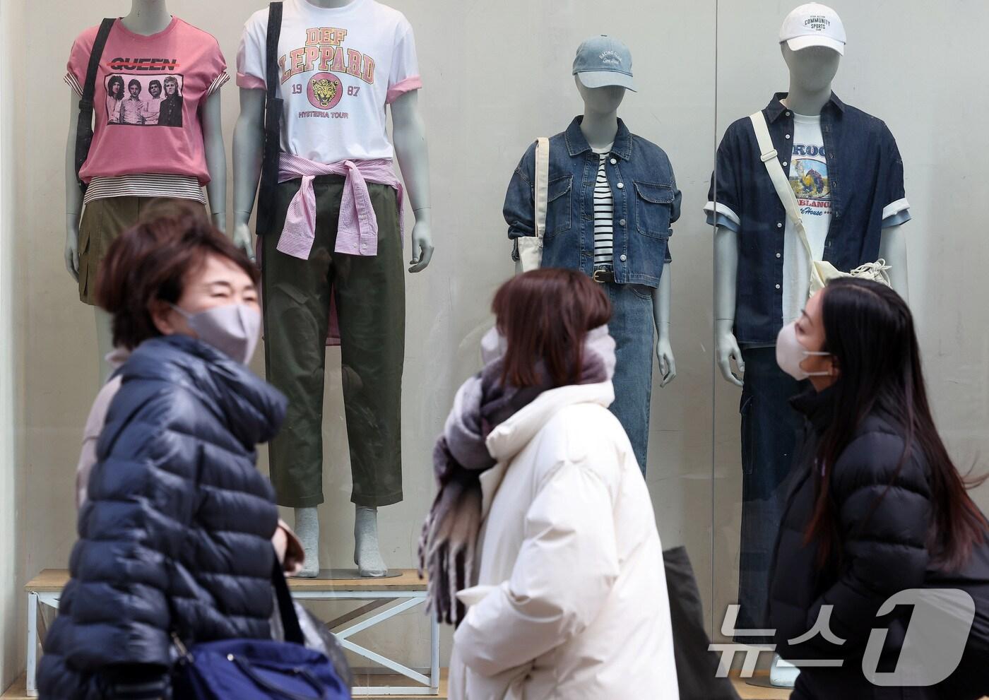 삼일절 연휴기간 전국적으로 눈·비가 내리며 짧은 꽃샘추위가 찾아온 3일 서울 명동거리에서 두터운 옷을 입은 관광객이 봄옷이 걸린 쇼윈도를 지나가고 있다. 2025.3.3/뉴스1 ⓒ News1 이동해 기자