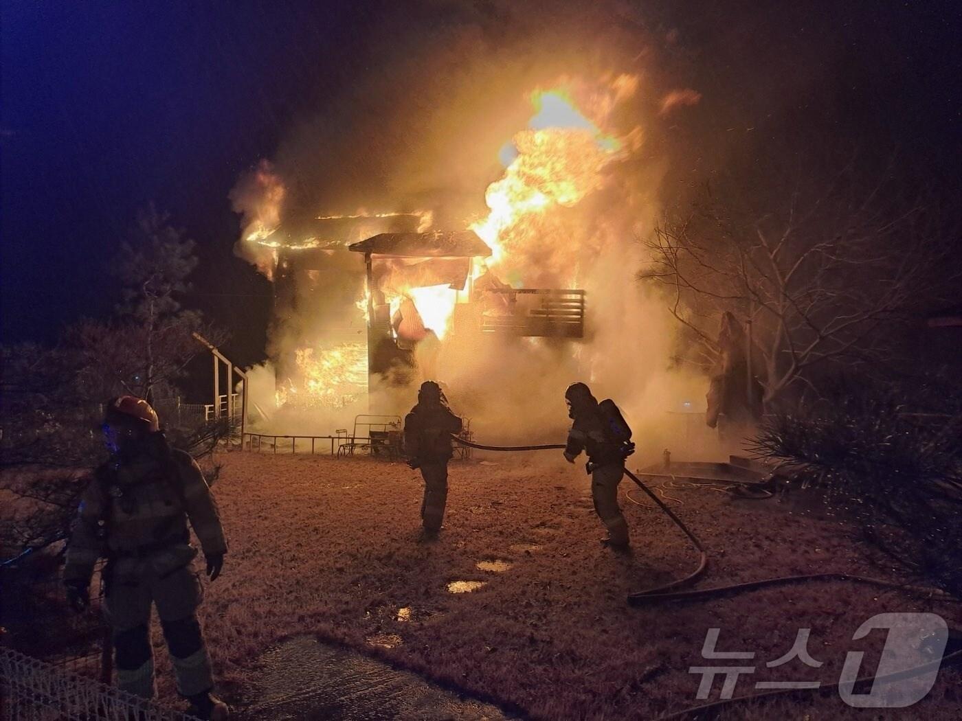 본문 이미지 - 화재 현장(옥천소방서 제공. 재판매 및 DB 금지).2025.3.3/뉴스1 