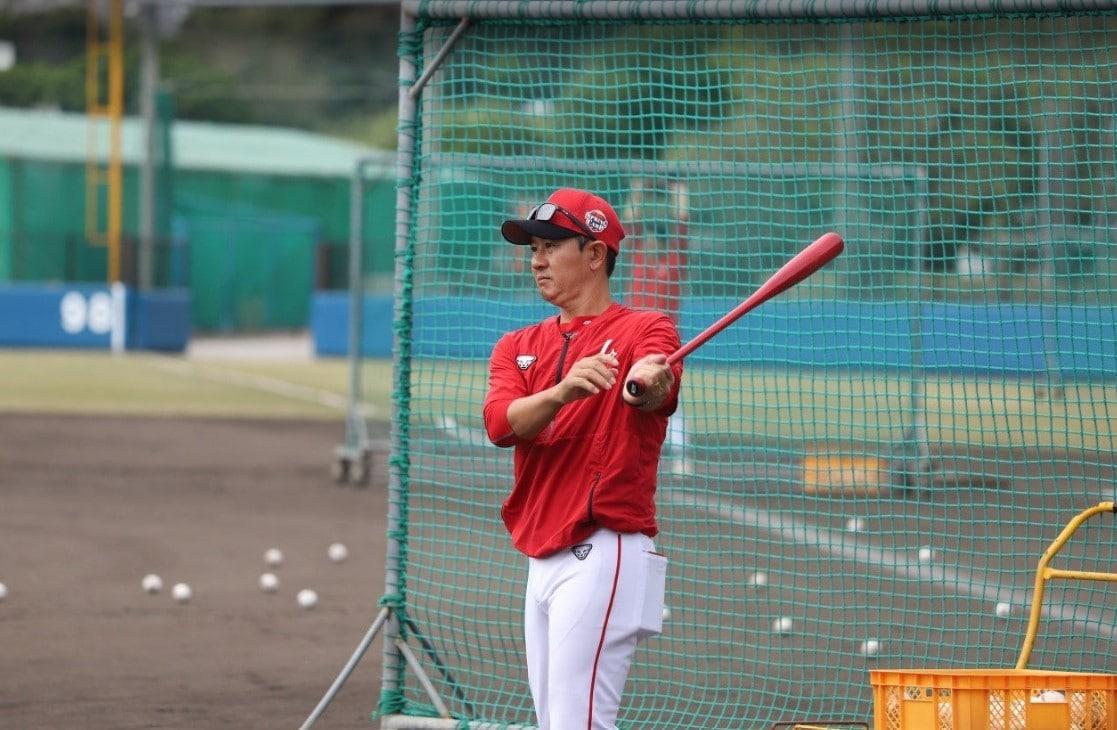 본문 이미지 - 일본 오키나와 스프링캠프에서 선수들을 지도하고 있는 손시헌 SSG 수비코치. (SSG 랜더스 제공)   