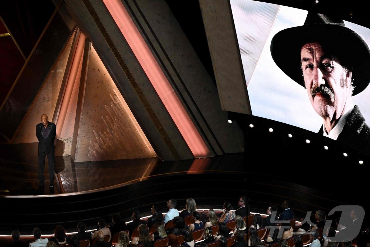 2일(현지시간) 미국 캘리포니아주 할리우드 돌비 극장에서 열린 제97회 아카데미 시상식에서 미국 배우 모건 프리먼이 고인이 된 배우 진 해크먼을 추모하고 있다. ⓒ AFP=뉴스1