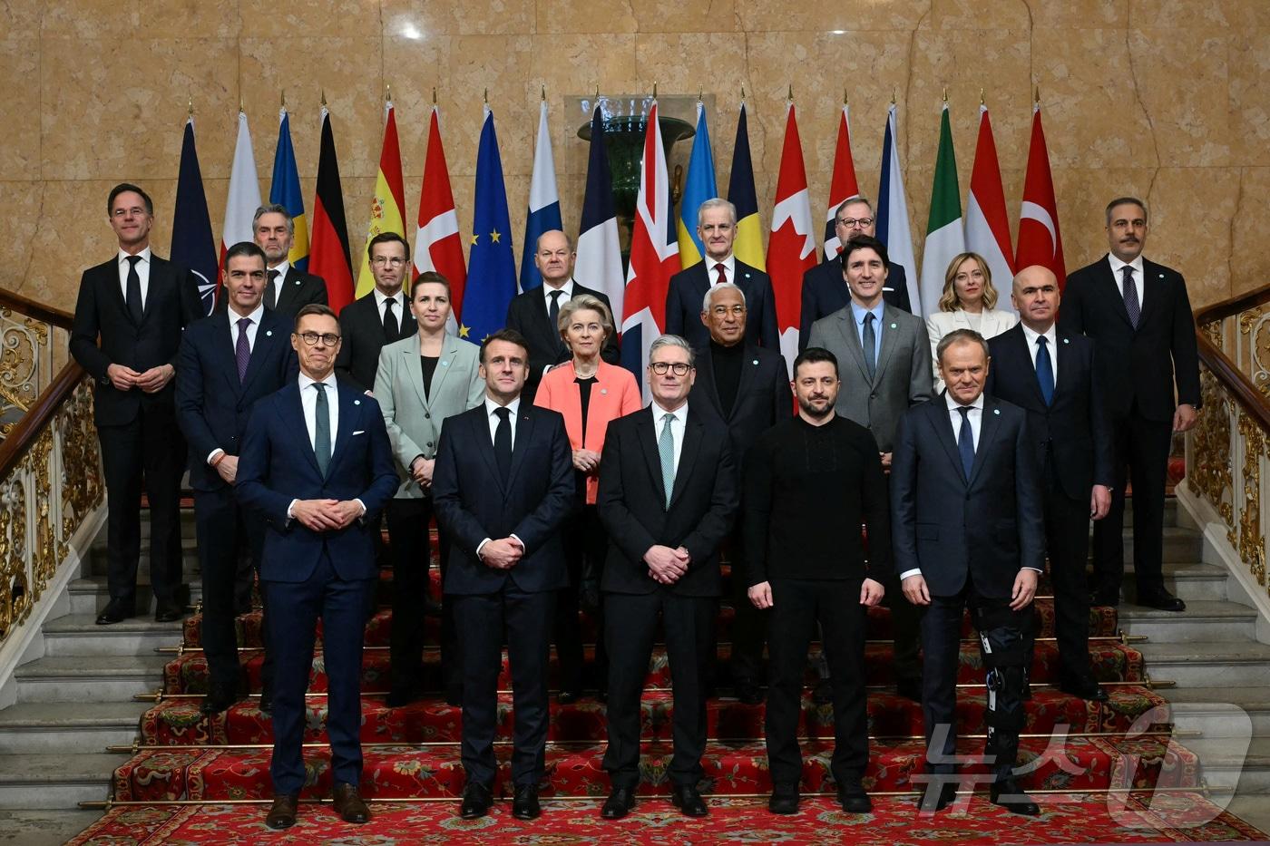 2일(현지시간) 영국 런던 중심부의 랭커스터 하우스에서 열린 긴급회의에 모인 정상들이 단체사진을 촬영하고 있다. ⓒ 로이터=뉴스1 ⓒ News1 류정민 특파원