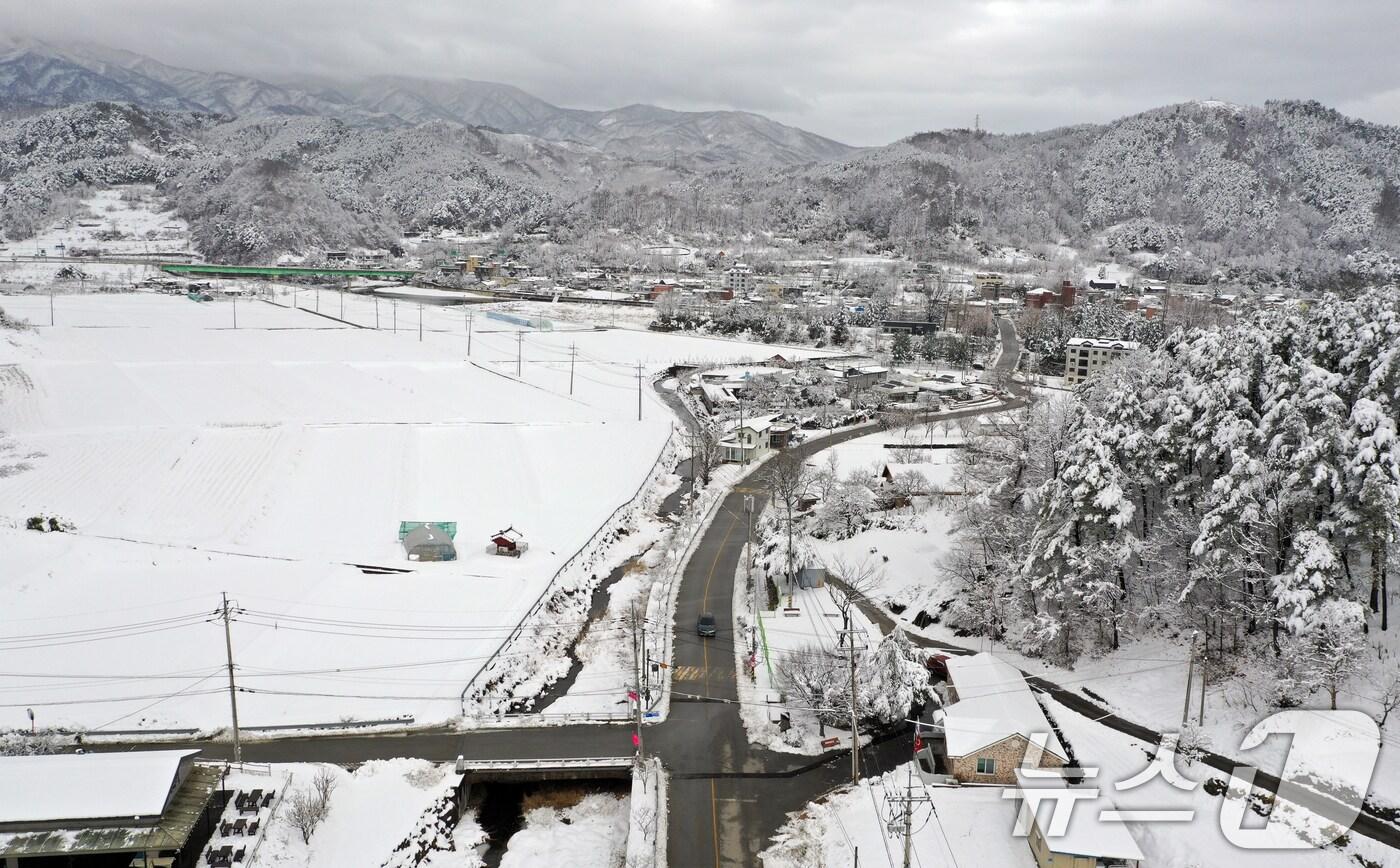 강원 산간을 중심으로 폭설이 내린 지난 3월 3일 강원 강릉시 성산면 일대에 많은 눈이 쌓여 있다.. 2025.3.3/뉴스1 ⓒ News1 김명섭 기자
