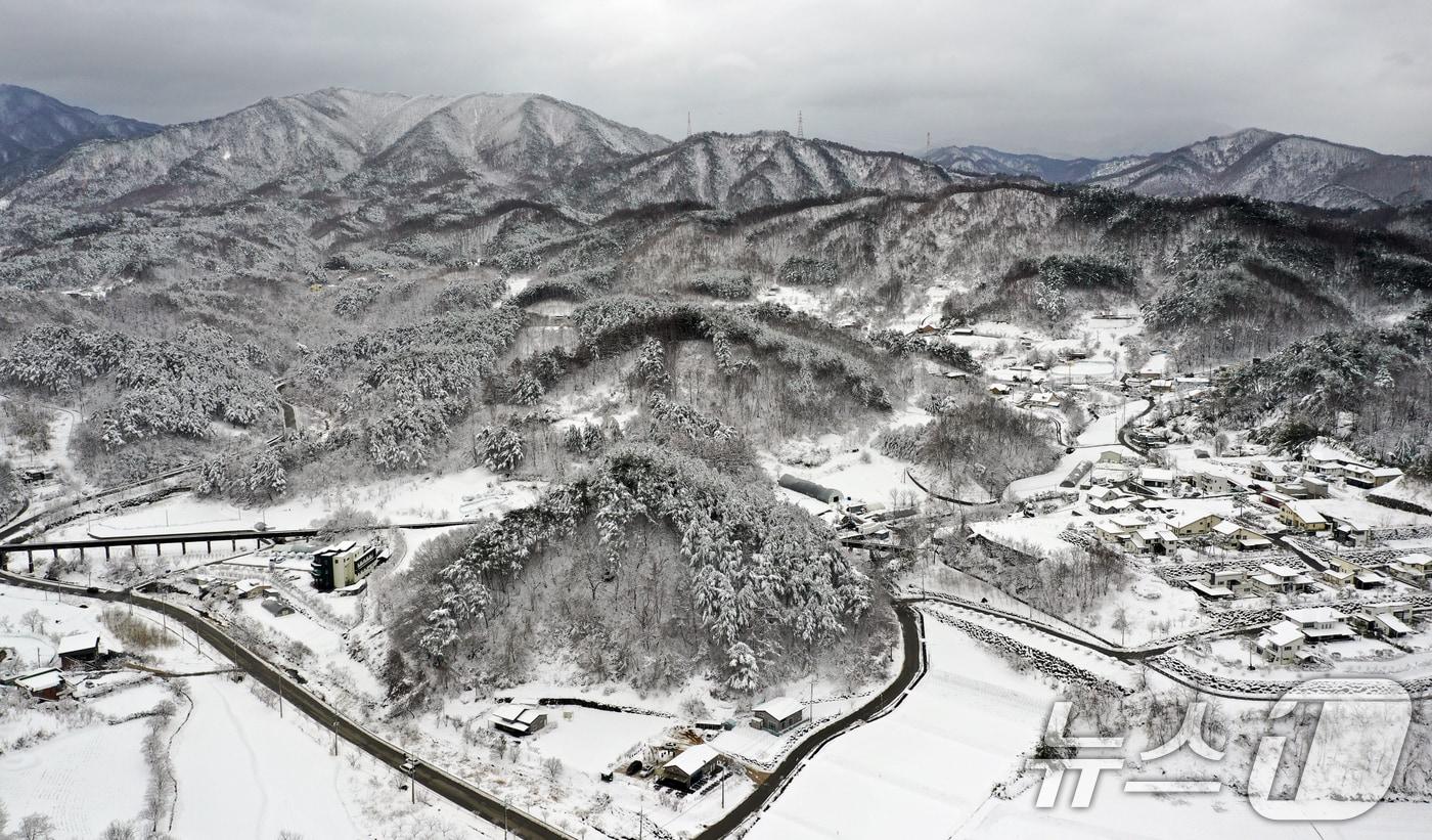 강원 산간을 중심으로 폭설이 내린 3일 강원도 강릉시 성산면 일대에 많은 눈이 쌓여 있다. 기상청은 강원 산지에 최대 40cm 이상, 강원 동해안과 경북북동산지 에 30cm 이상의 폭설이 더 쏟아질 전망이라고 예보했다. 2025.3.3/뉴스1 ⓒ News1 김명섭 기자