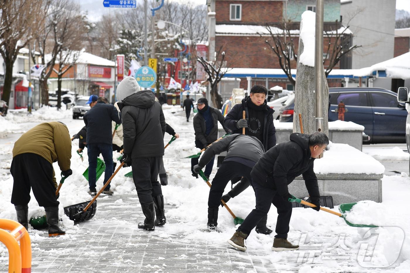 눈이 내린 3일 강원 화천군에서 군청 전 부서 공무원들이 제설작업을 펼치고 있다.(화천군 제공, 재판매 및 DB금지)