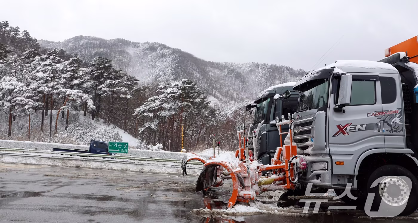 강원 산간 제설작업  나선 제설차량.(자료사진)/뉴스1 DB