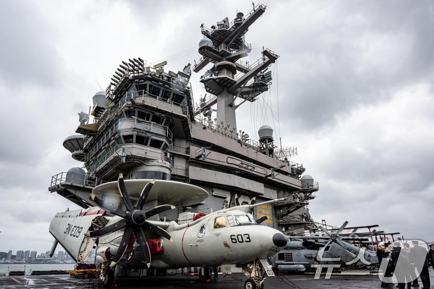 3일 부산 작전기지에 입항한 미국 핵 추진 항공모함 &#39;칼빈슨함&#39;&#40;CVN-70&#41; 갑판에 F/A-18 전투기를 비롯한 항공기들이 도열해 있다. 2025.3.3/뉴스1 ⓒ News1 사진공동취재단