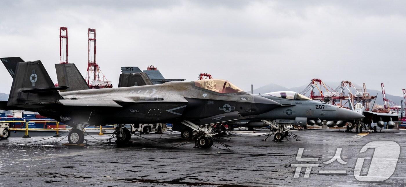 3일 부산 작전기지에 입항한 미국 핵 추진 항공모함 &#39;칼빈슨함&#39;&#40;CVN-70&#41; 갑판에 F/A-18 전투기를 비롯한 항공기들이 도열해 있다. 2025.3.3/뉴스1 ⓒ News1 사진공동취재단