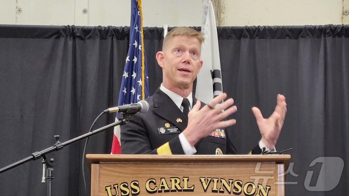 3일 마이클 워시 미국 해군 제1항모강습단장&#40;준장&#41;이 3일 부산작전기지에서 열린 언론브리핑에서 질의응답에 답하고 있다. &#40;국방부 공동취재단 제공&#41;