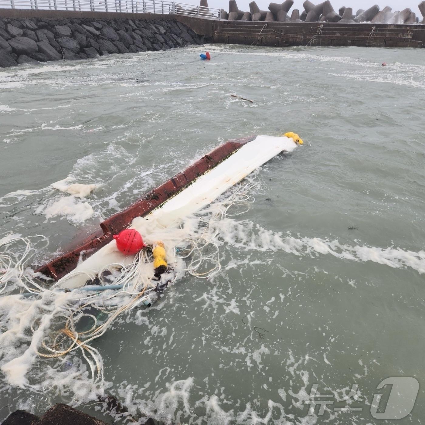본문 이미지 - 제주도 제주시 구좌읍에서 선박이 전복돼 소방당국이 안전조치를 하고 있다.(제주도소방안전본부 제공. 재판매 및 DB 금지)2025.3.3 / ⓒ 뉴스1 홍수영 기자