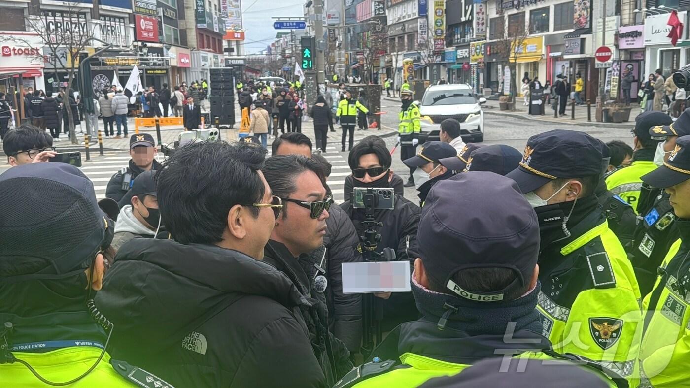 3일 오후 전북자치도 전주시 전북대학교 구정문 앞에서 전북대·전북권 탄핵반대 대학연합회의 주체로 탄핵반대 시국선언이 진행된 가운데 극우 유튜버로 알려진 이들과 경찰이 대립한 모습 ⓒ News1 장수인 기자
